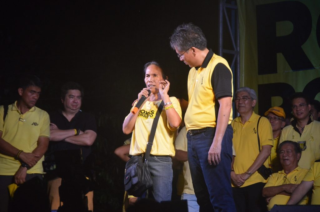 CAMPAIGN NOTES: Different women, same story in Roxas’ rallies