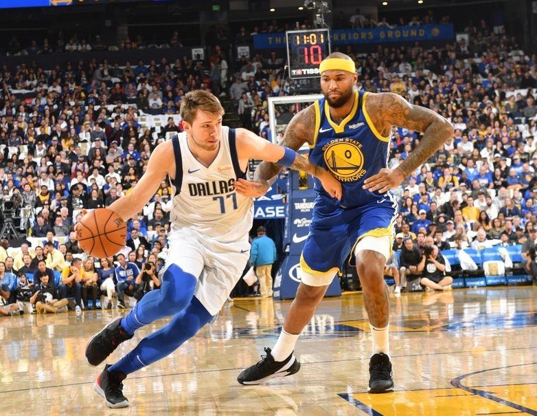 Mavericks whip Curry-less Warriors by 35 points