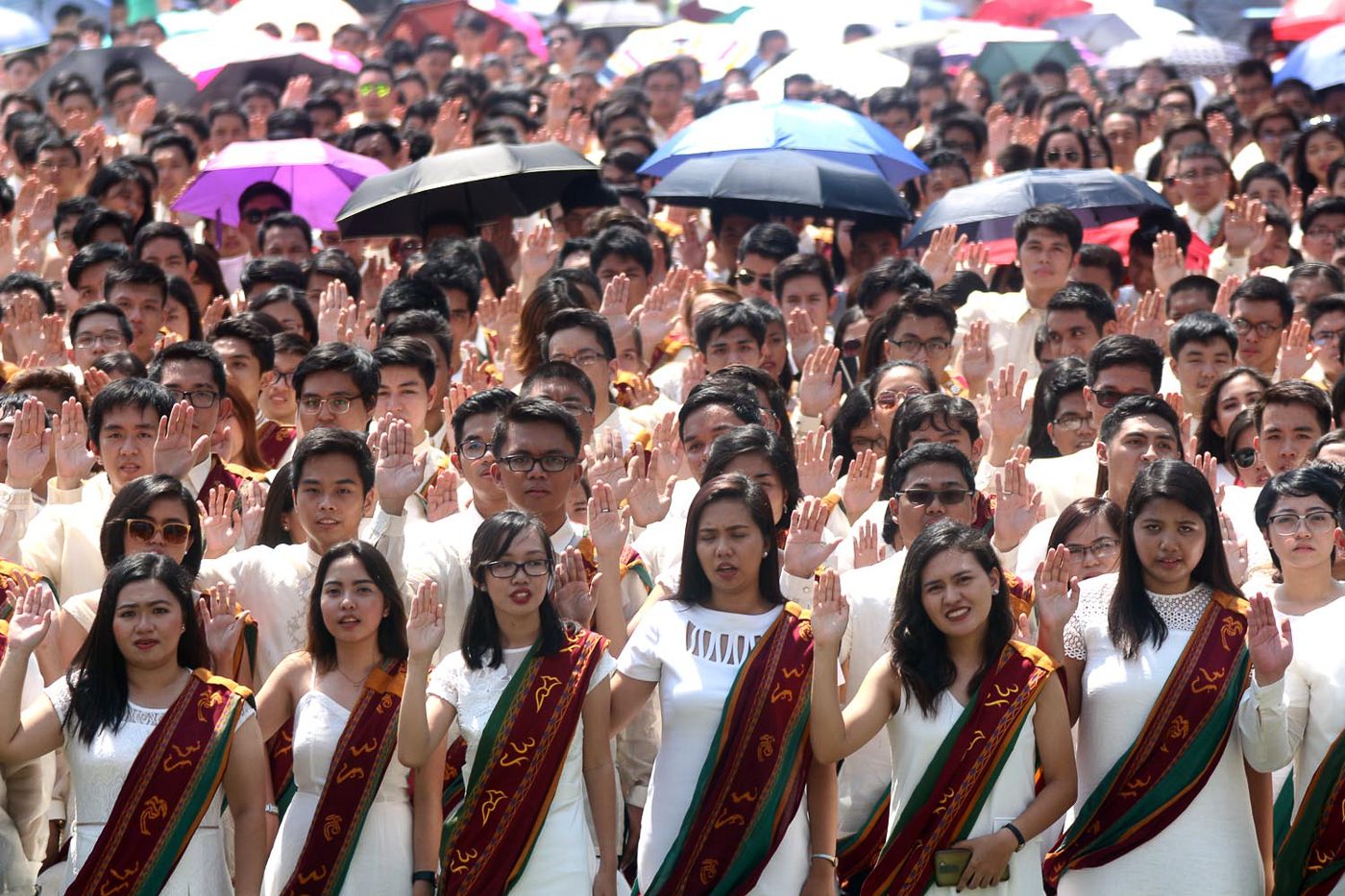 ISKOLAR NG BAYAN. The University of the Philippines Diliman holds its 106th graduation rites on June 25, 2017. Photo by Darren Langit/Rappler 