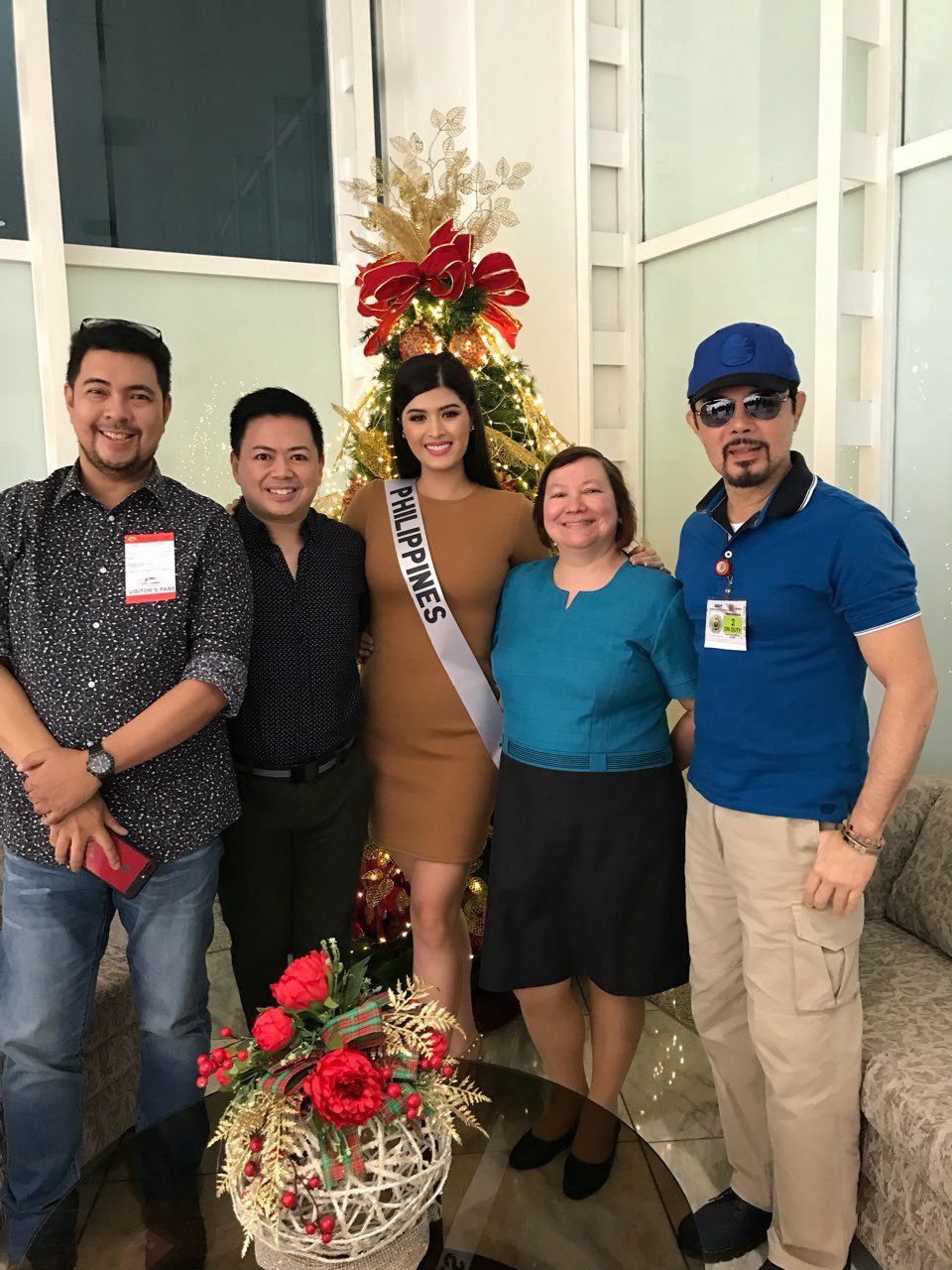 SEND-OFF. Rappler contributor Voltaire Tayag, Christopher de Leon and the Binibining Pilipinas Charities staff led by Gines Enriquez and Liliana Soriano send Mariel off to Japan. All photos by Voltaire Tayag/Rappler   