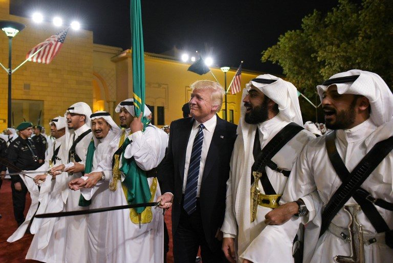 MENARI. Presiden AS, Donald Trump ikut menari bersama Raja Salman bin Abdulaziz dengan pedang dalam upacara penyambutan di Istana Murabba di Riyadh pada 20 Mei. Foto oleh Mandel Ngan/AFP 