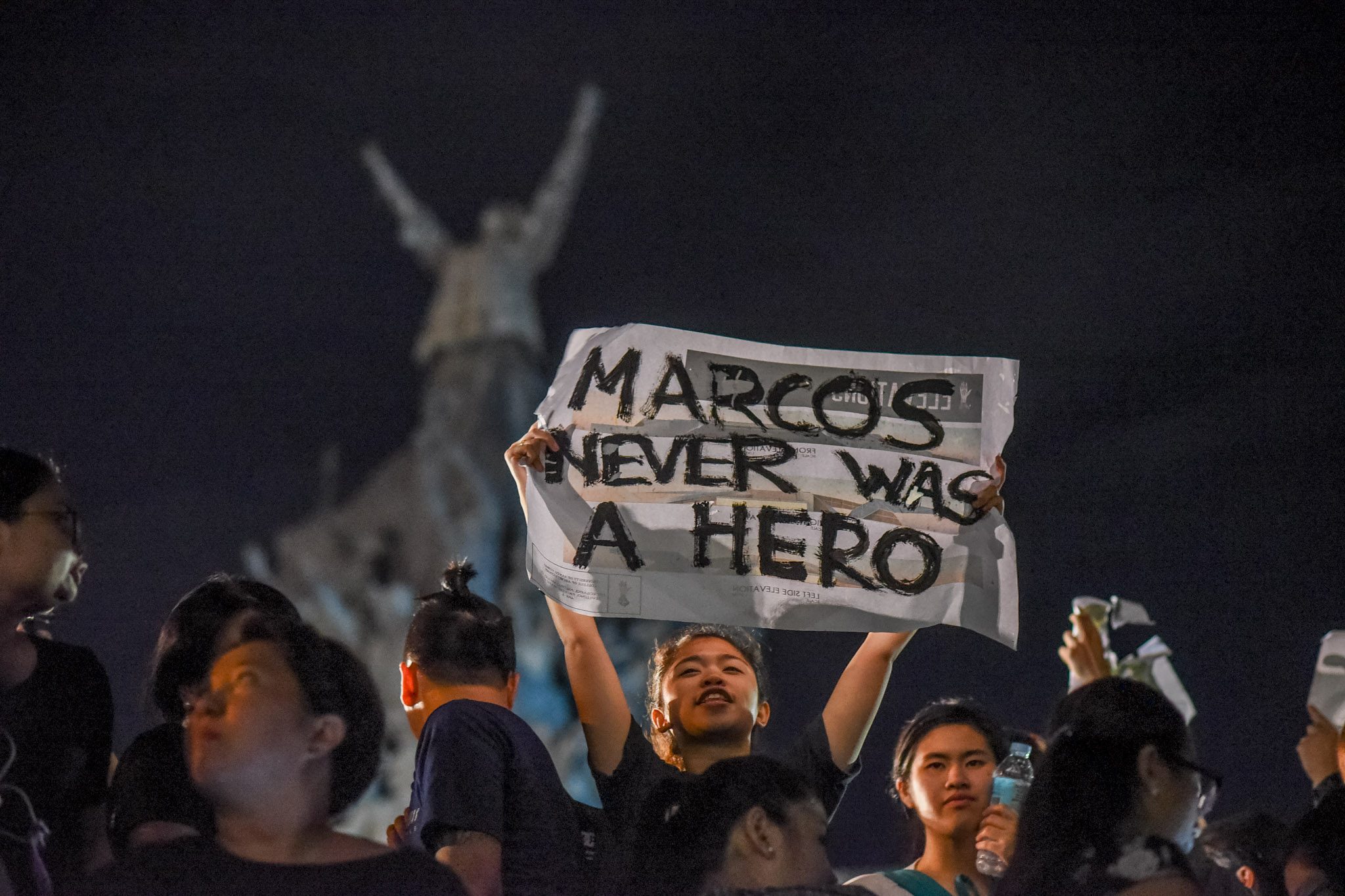 PROTEST. Mostly university students converge at the People Power monument on EDSA, evening of November 18. Photo by Martin San Diego/Rappler  
