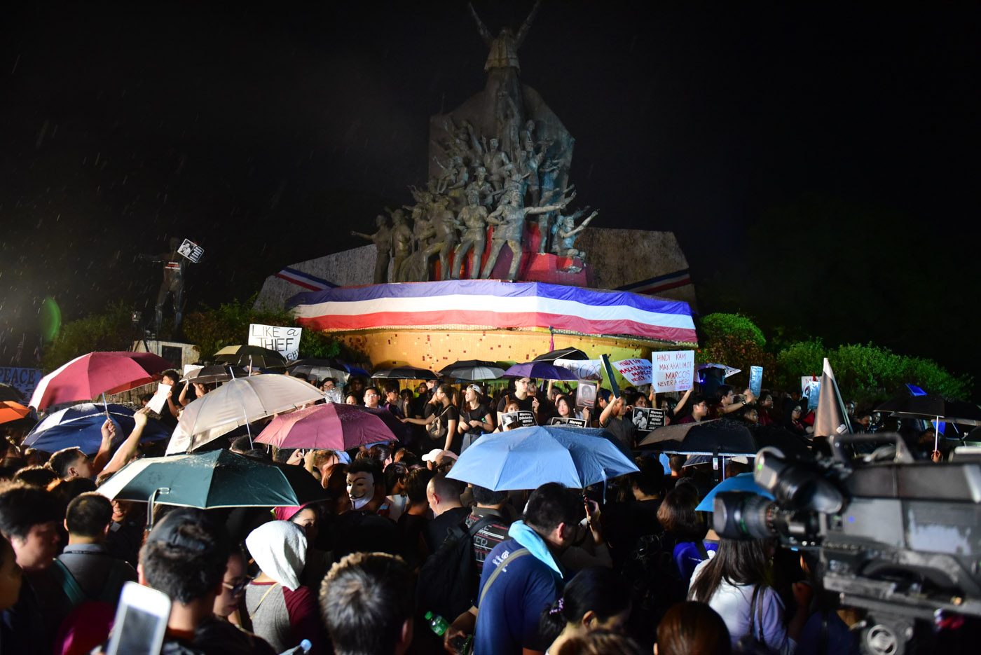 DEMONSTRATION. Marcos burial protesters gather at the People Power Monument on November 18, 2016. 