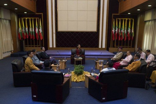 Myanmar’s Suu Kyi holds landmark rebel talks
