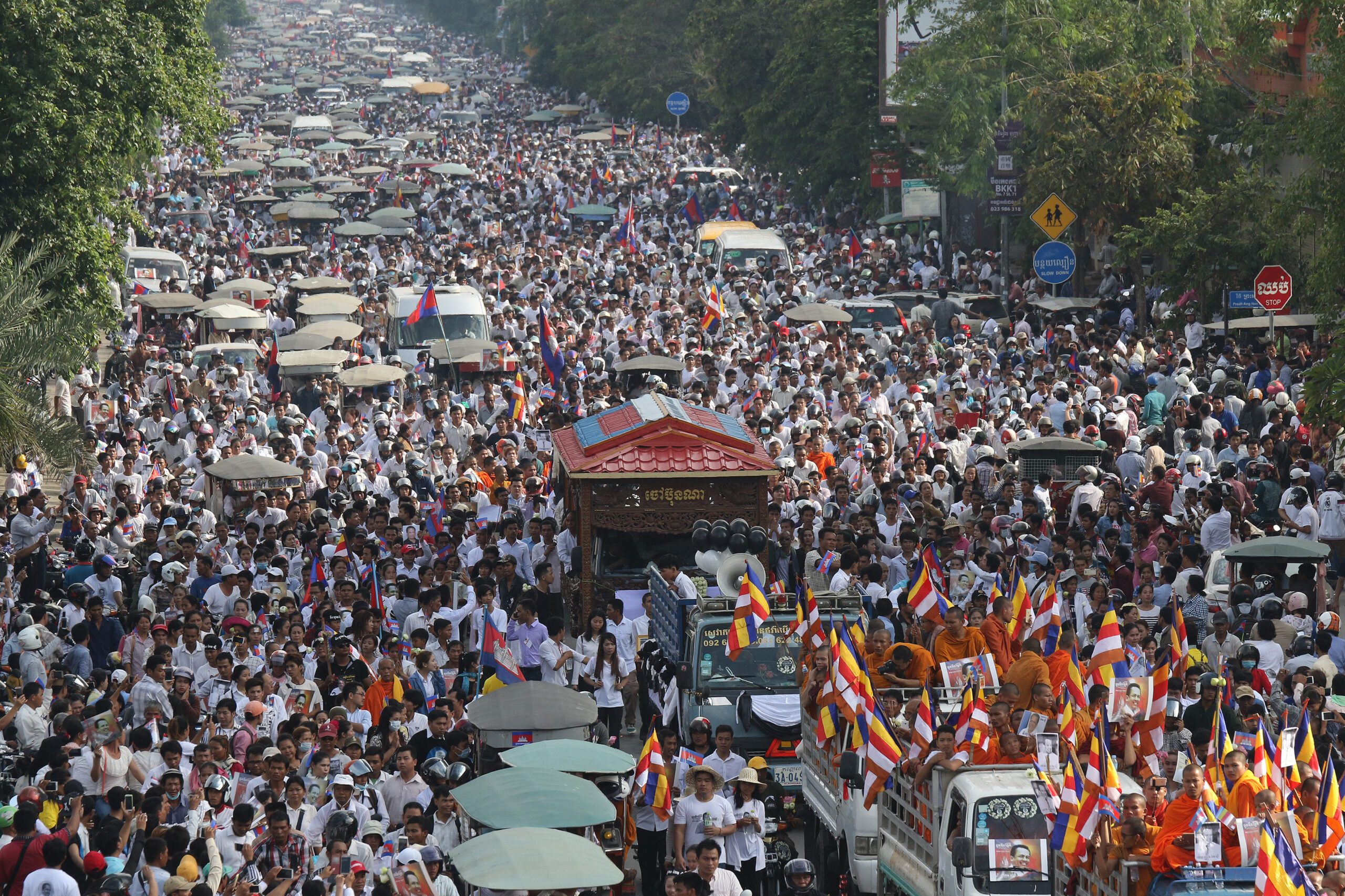 Thousands in funeral march for slain Cambodia activist