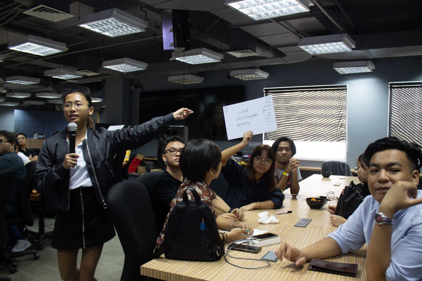 TAG BOARDS UP. Around 40 participants who are campus journalists, student leaders, and young professionals joined in the first ever Move Huddle: Rappler Quiz, in partnership with 2030 Youth Force in the Philippines Inc. on Saturday, July 13. Photo by Arlan Jay Jondonero/Rappler 
