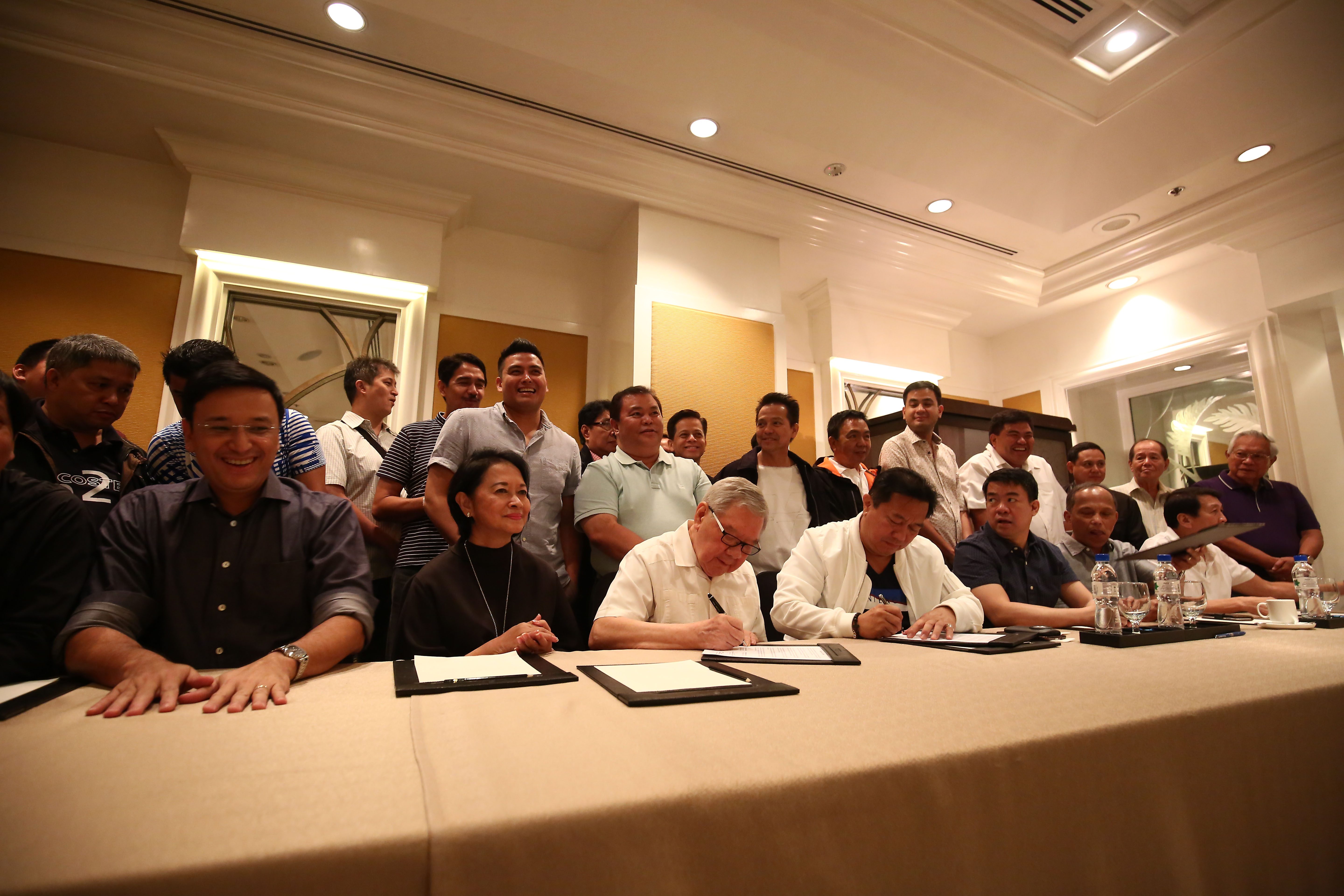 ALLIES. Outgoing house speaker Feliciano Belmonte signs with Davao Del Norte representative Pantaleon Alvarez an agreement between the Liberal Party and the PDP-Laban to form a super majority during the opening of the 17th Congress on Sunday, July 24, 2016. File photo by Ben Nabong/Rappler  