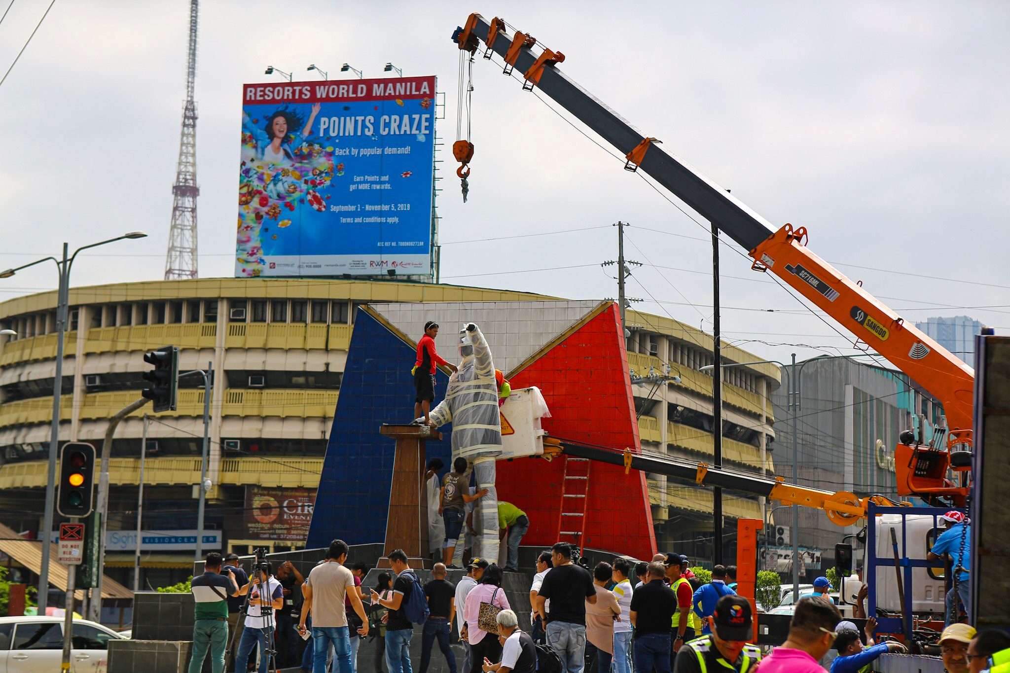 OBSTRUCTION? Quezon City workers remove the statue of the late senator Ninoy Aquino at the corner of Timog Avenue and Quezon Avenue on September 13, 2019. Photo by Jire Carreon 