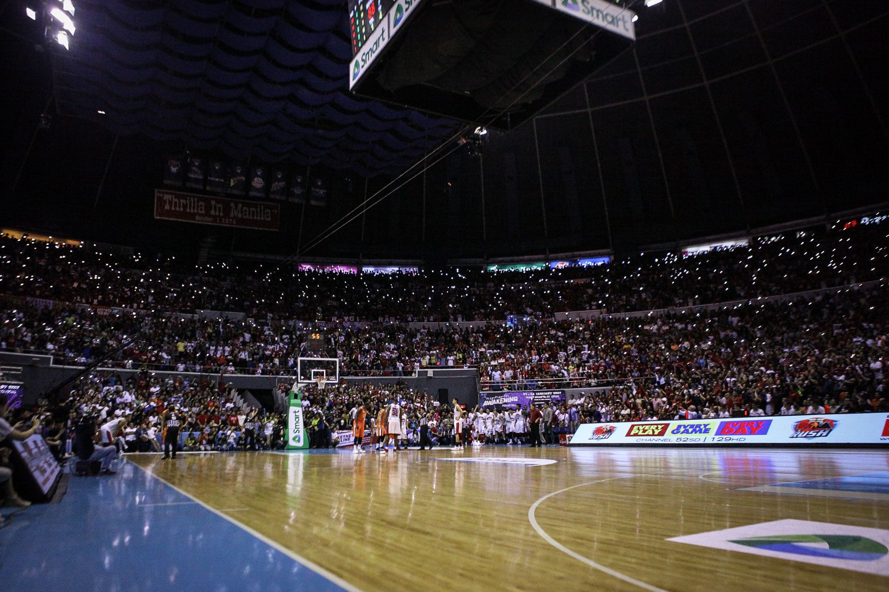 BRIGHT LIGHTS. Fans pull out their cellphone flashlights right before the final possession. Photo by Josh Albelda/Rappler  