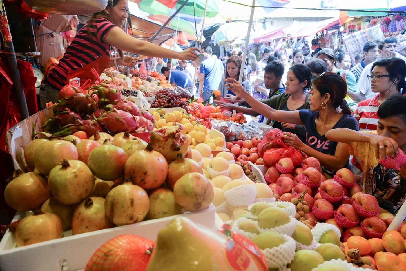FRUITS. Fruits also complete Noche Buena, and these stands in Divisoria, Manila have the usual to offer. Photo by LeAnne Jazul/Rappler  