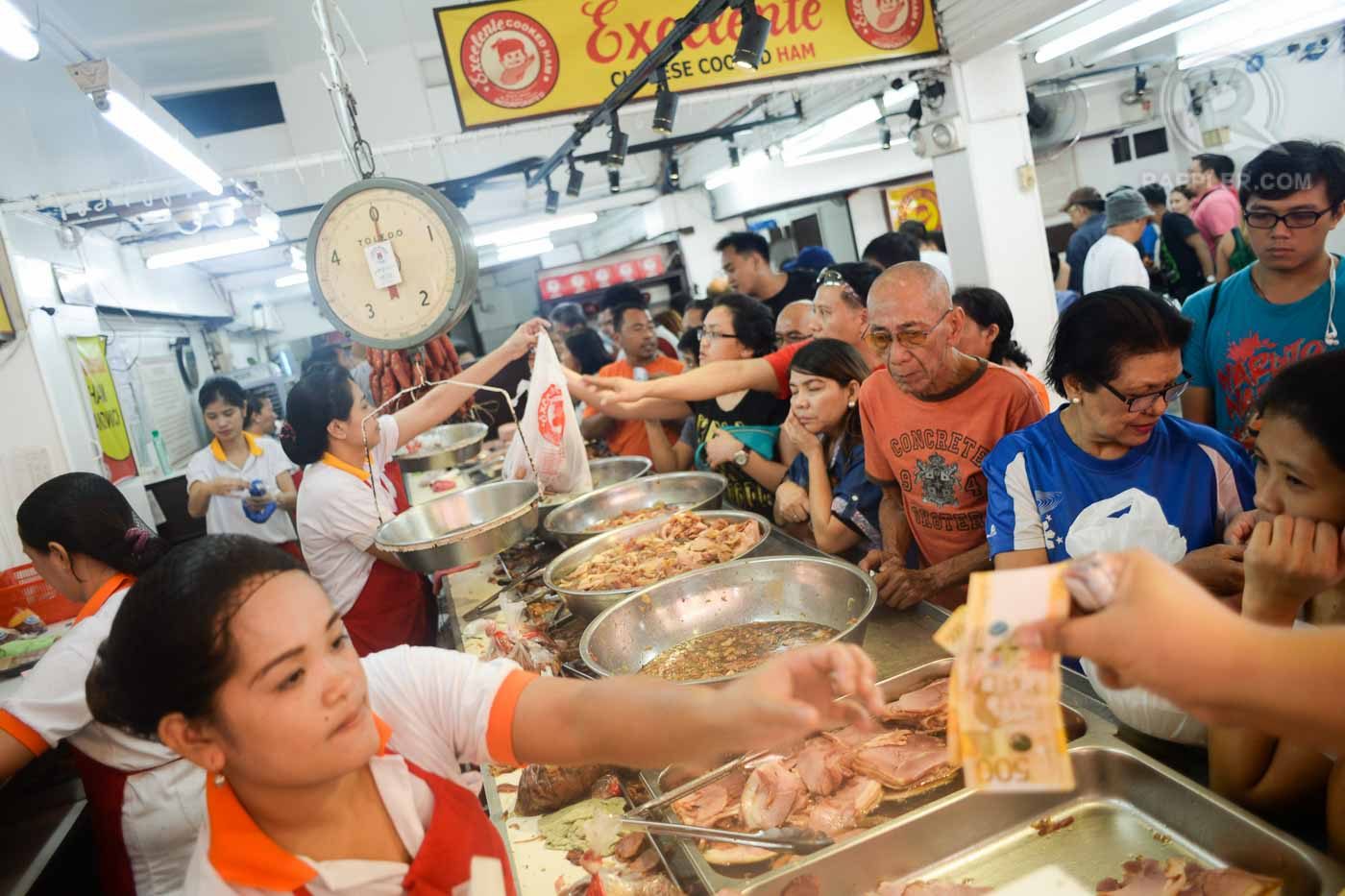 DELIGHT. Excelente, a popular local brand of ham in Manila, is in demand on Christmas Eve. Photo by LeAnne Jazul/Rappler  