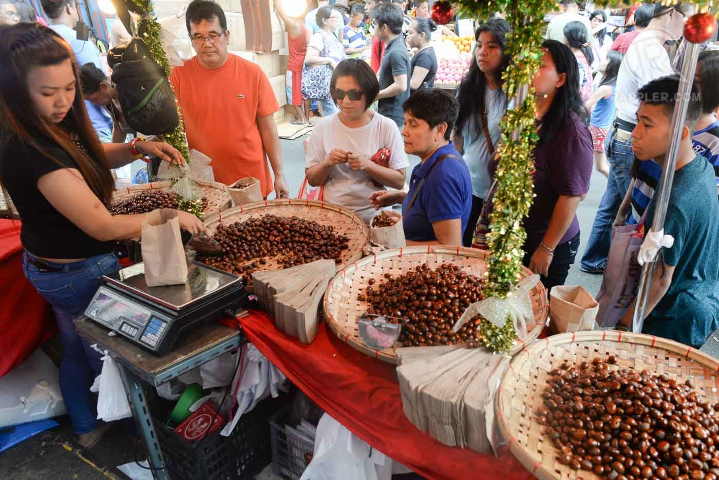 CHRISTMAS FAVORITE. Castañas or roasted chestnuts also complete the traditional Noche Buena. Photo by LeAnne Jazul/Rappler  
