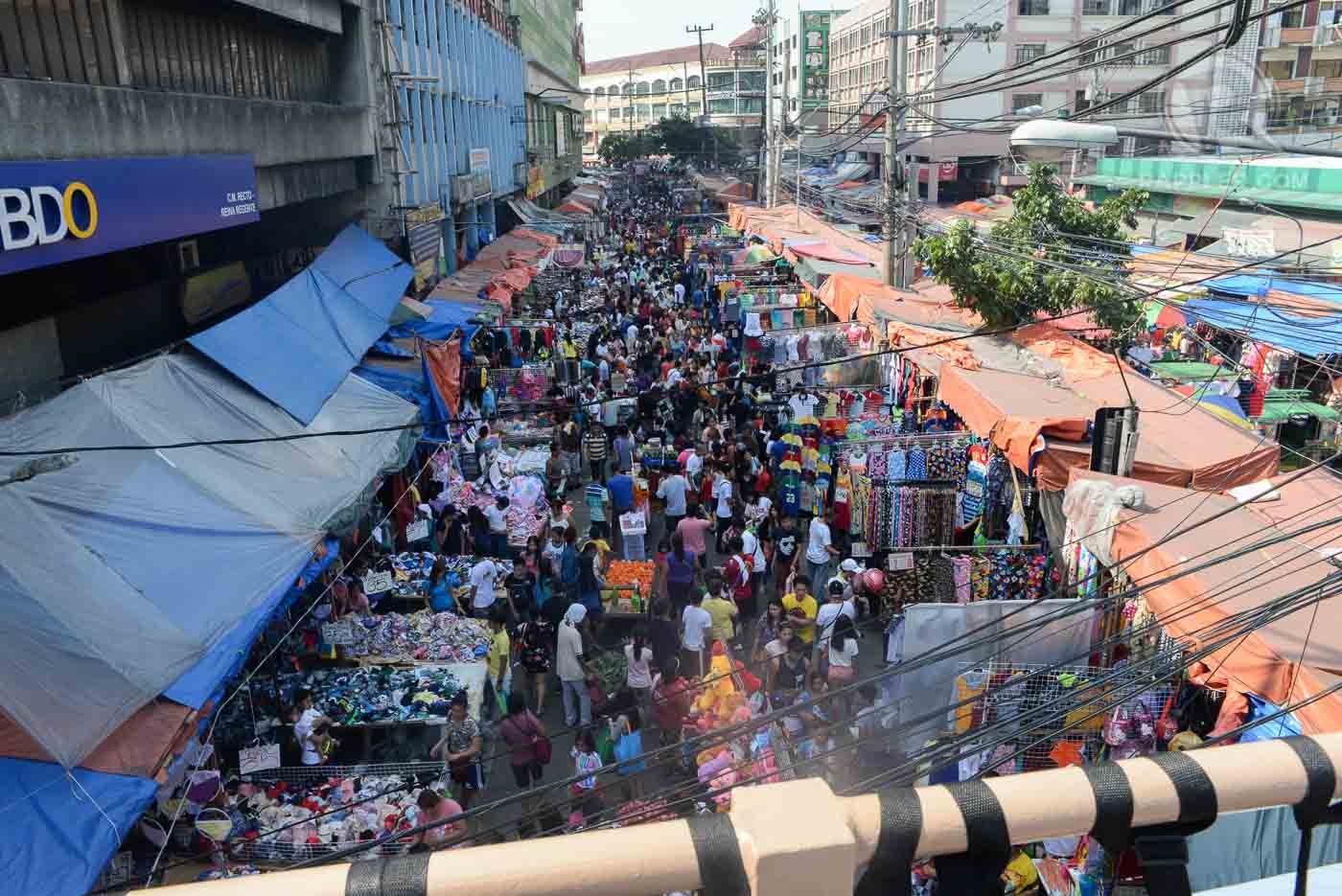 CROWDED. This is Divisoria on December 24, with shoppers in a rush to complete their holiday shopping. Photo by LeAnne Jazul/Rappler   
