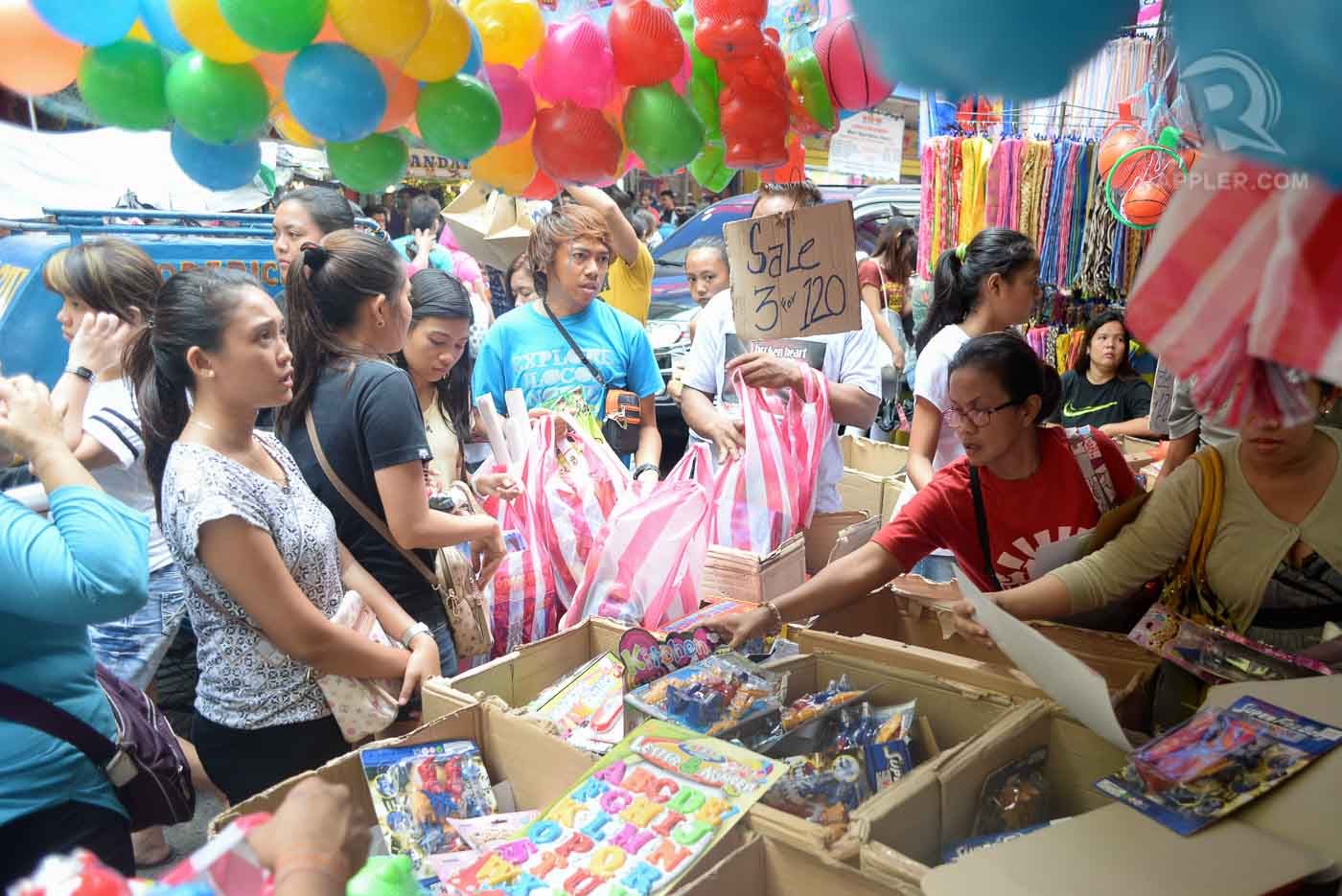 TOYS. Shoppers still shopping and haggling for toys in Divisoria on Christmas Eve. Photo by LeAnne Jazul/Rappler  