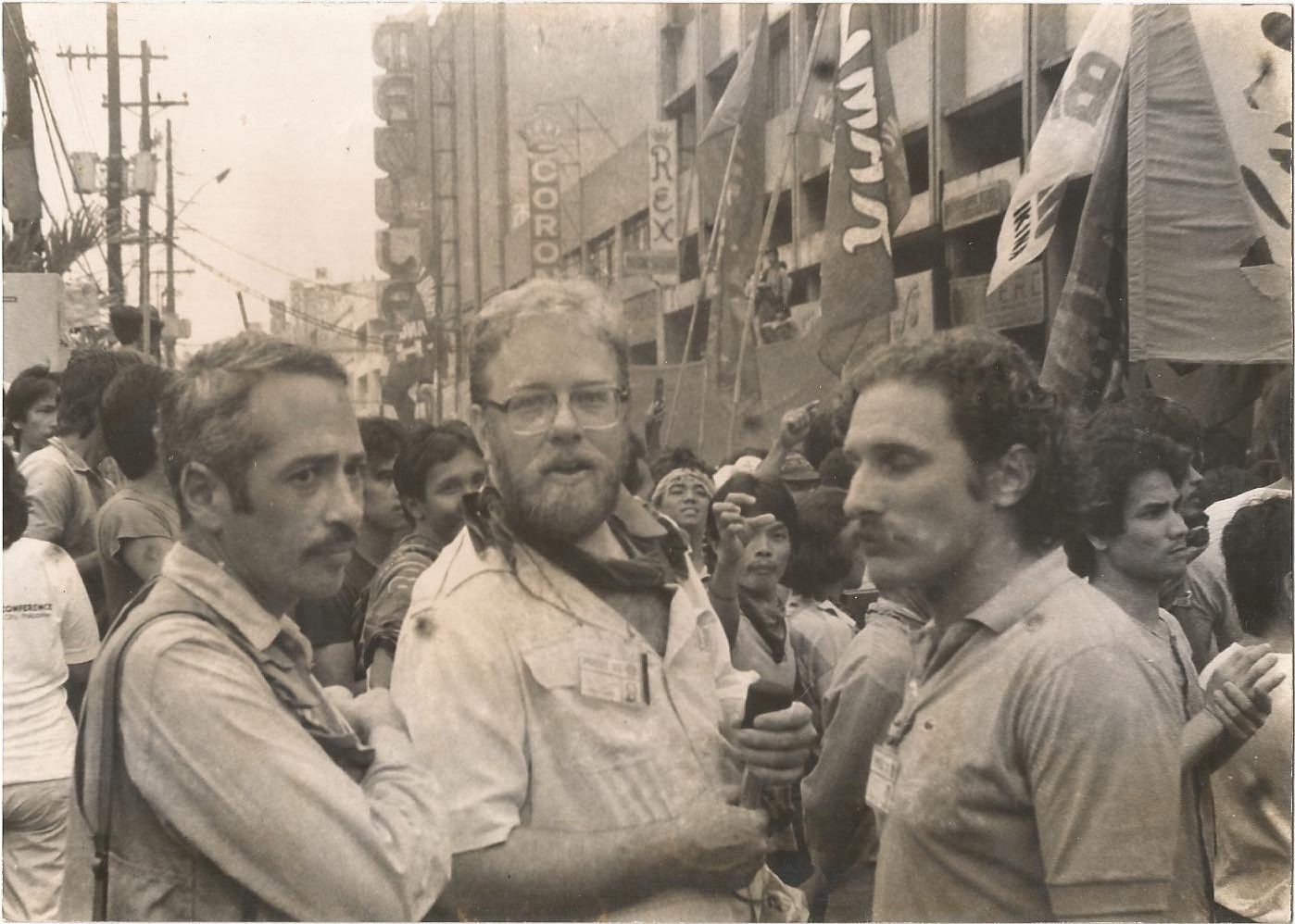 COVERING A REVOLUTION. Foreign correspondents (from right) Joe Cantrell, Lin Neumann, and Guy Sacerdoti. Photo courtesy of Gregg Jones 
