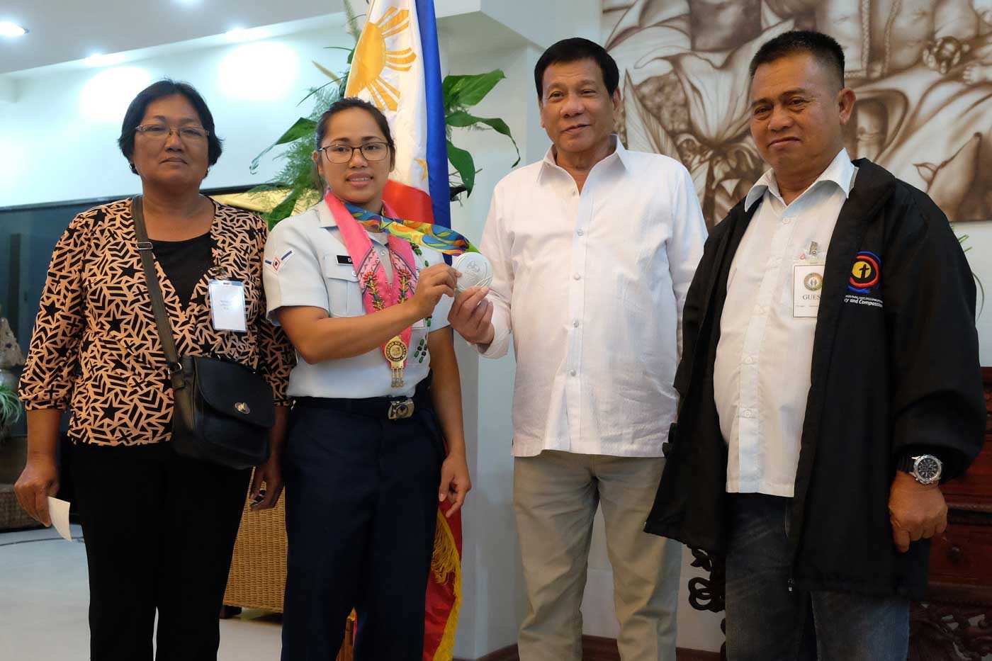 President Rodrigo Duterte poses with the first Filipina and Mindanaoan Olympic silver medalist Hidilyn Diaz and her parents Eduardo and Emelita at the Presidential Guest House in Panacan, Davao City on August 11. Photo by Ace Morandante/PPD  