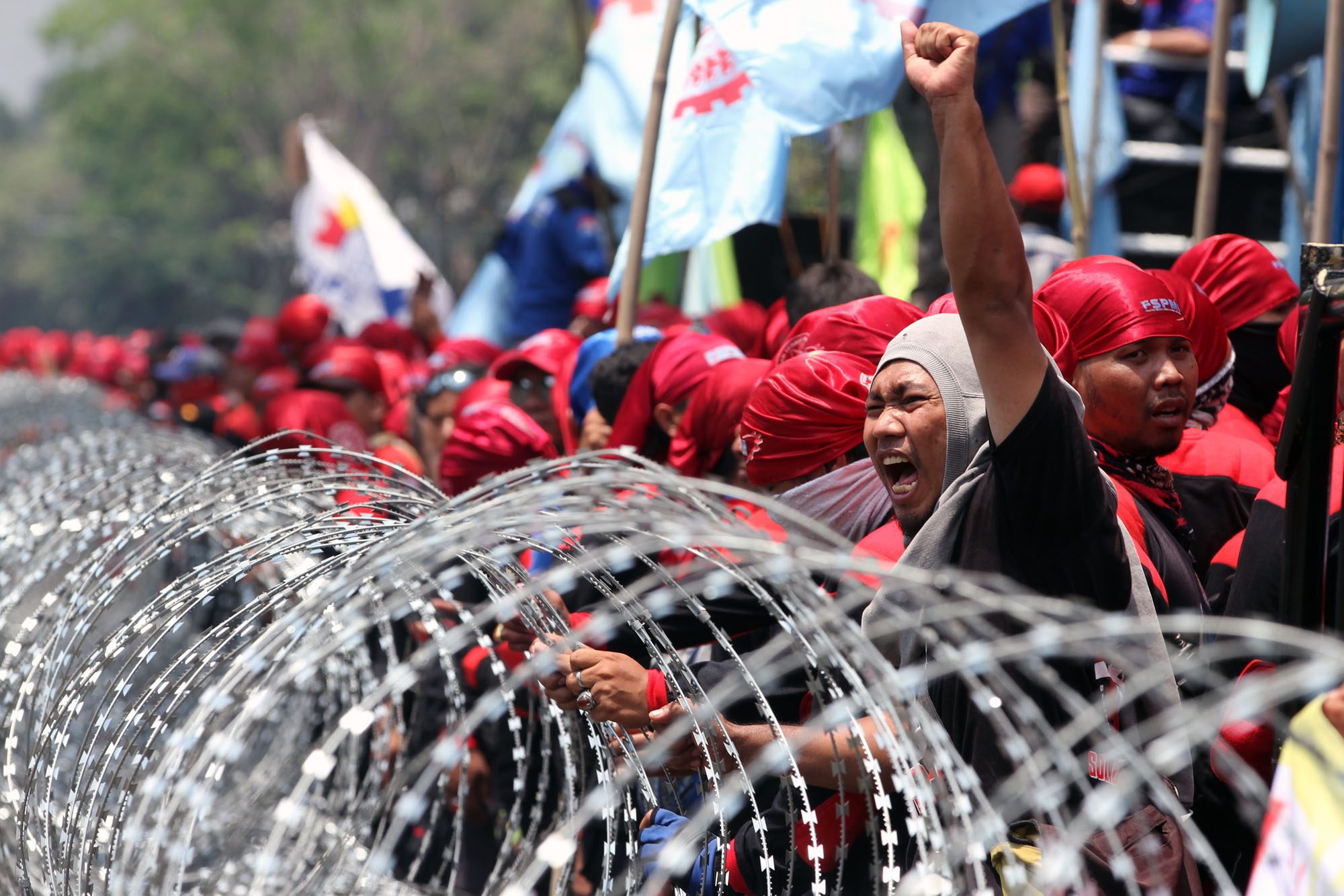 Buruh berunjuk rasa di Istana Merdeka, Jakarta, 1 September 2015. Aksi buruh dari berbagai elemen menuntut pemerintah mengeluarkan regulasi untuk melindungi buruh, perbaikan kesehatan, serta jaminan hari tua. Foto oleh Gatta Dewabrata/Rappler 