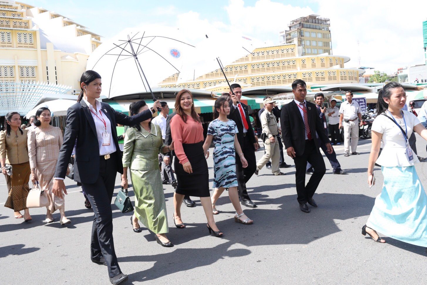 TOUR. While President Rodrigo Duterte attends the World Economic Forum, Honeylet and Kitty go sight-seeing and visit a hospital. Presidential photo 
