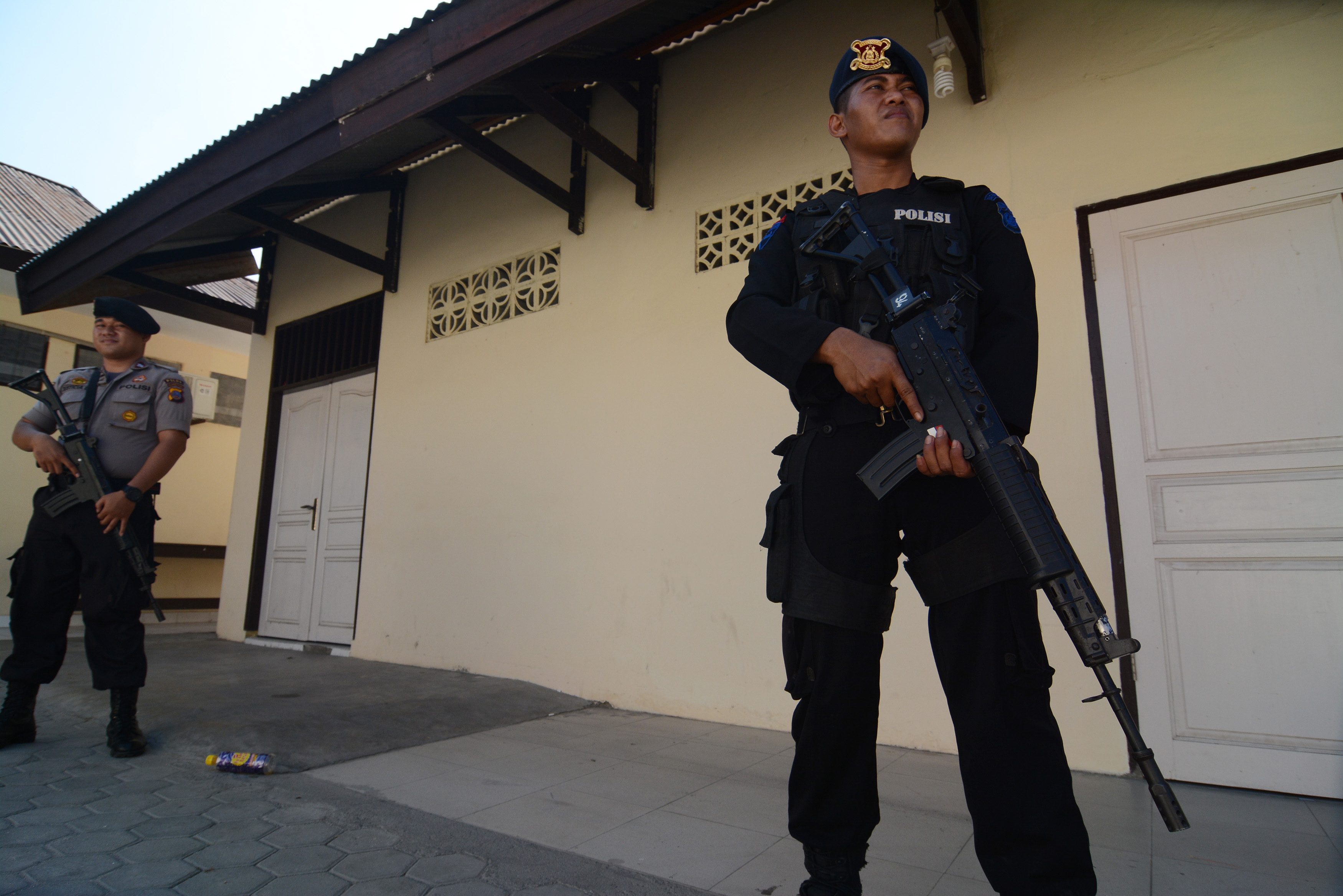 Aparat bersenjata berjaga di depan kamar jenazah Rumah Sakit Bhayangkara Palu, Sulawesi Tengah, Sabtu (16/1). Tim gabungan TNI/Polri kembali menembak mati seorang terduga teroris saat terjadi kontak senjata di Desa Taunca, Poso Pesisir Selatan, Poso pada Jumat (15/1) pagi. Polisi masih melakukan identifikasi terhadap jenazah yang diduga pengikut Mujahidin Indonesia Timur (MIT) pimpinan Santoso itu. ANTARA FOTO/Basri Marzuki/foc/16. 