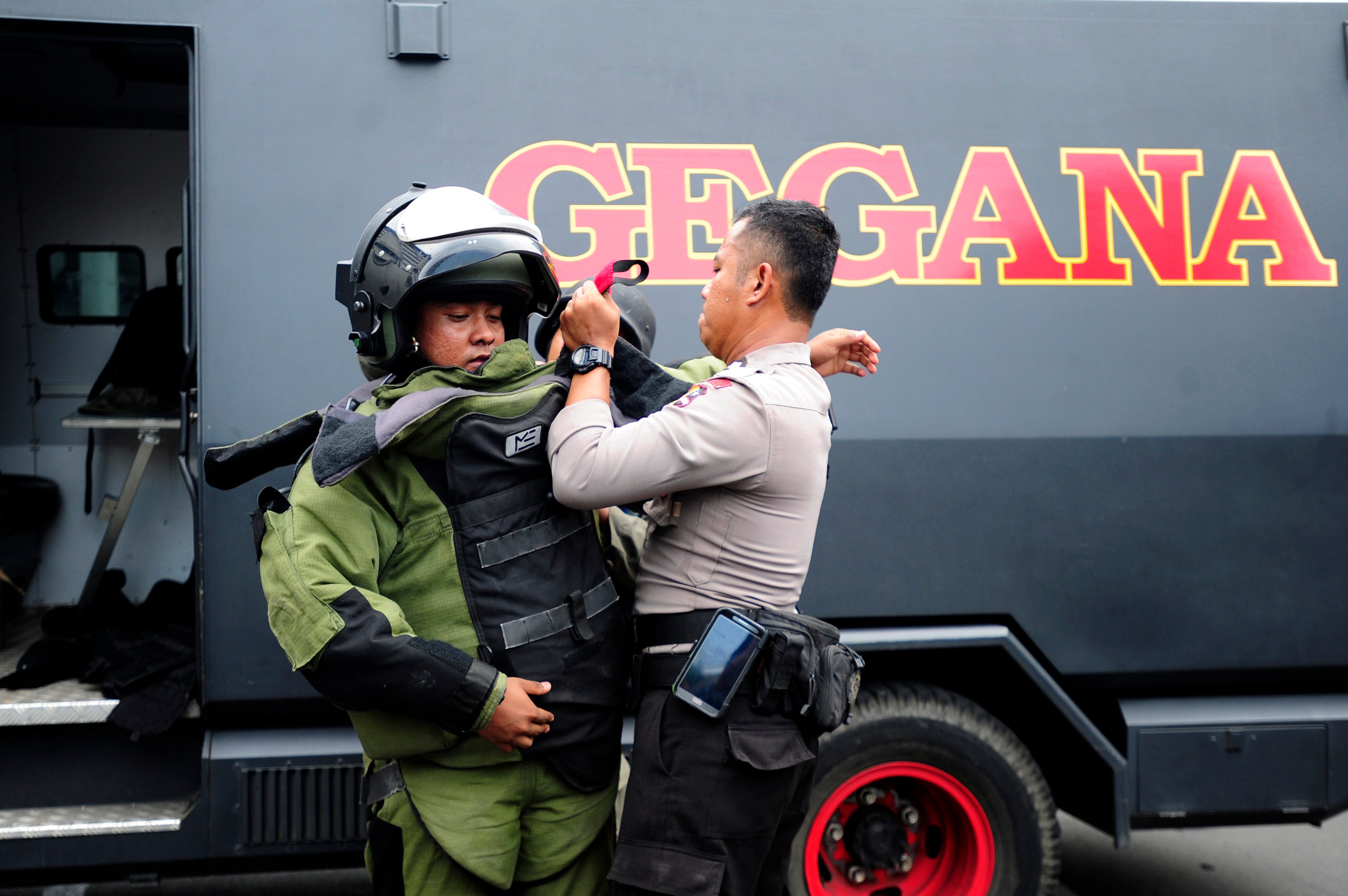 TIM GEGANA. Petugas Gegana Polda Metro Jaya bersiap untuk mengamankan plastik yang mencurigakan di lokasi ledakan Pos Polisi Sarinah, Jakarta, pada 14 Januari 2016. Foto oleh Wahyu Putro A/Antara  