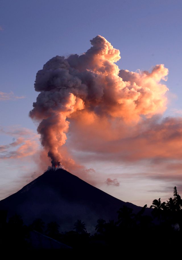 Gunung Soputan menyemburkan lava pijar dan debu vulkanis terlihat dari Desa Silian 3, Minahasa Tenggara, Sulawesi Utara, Selasa (5/1). ANTARA FOTO/Adwit B Pramono 