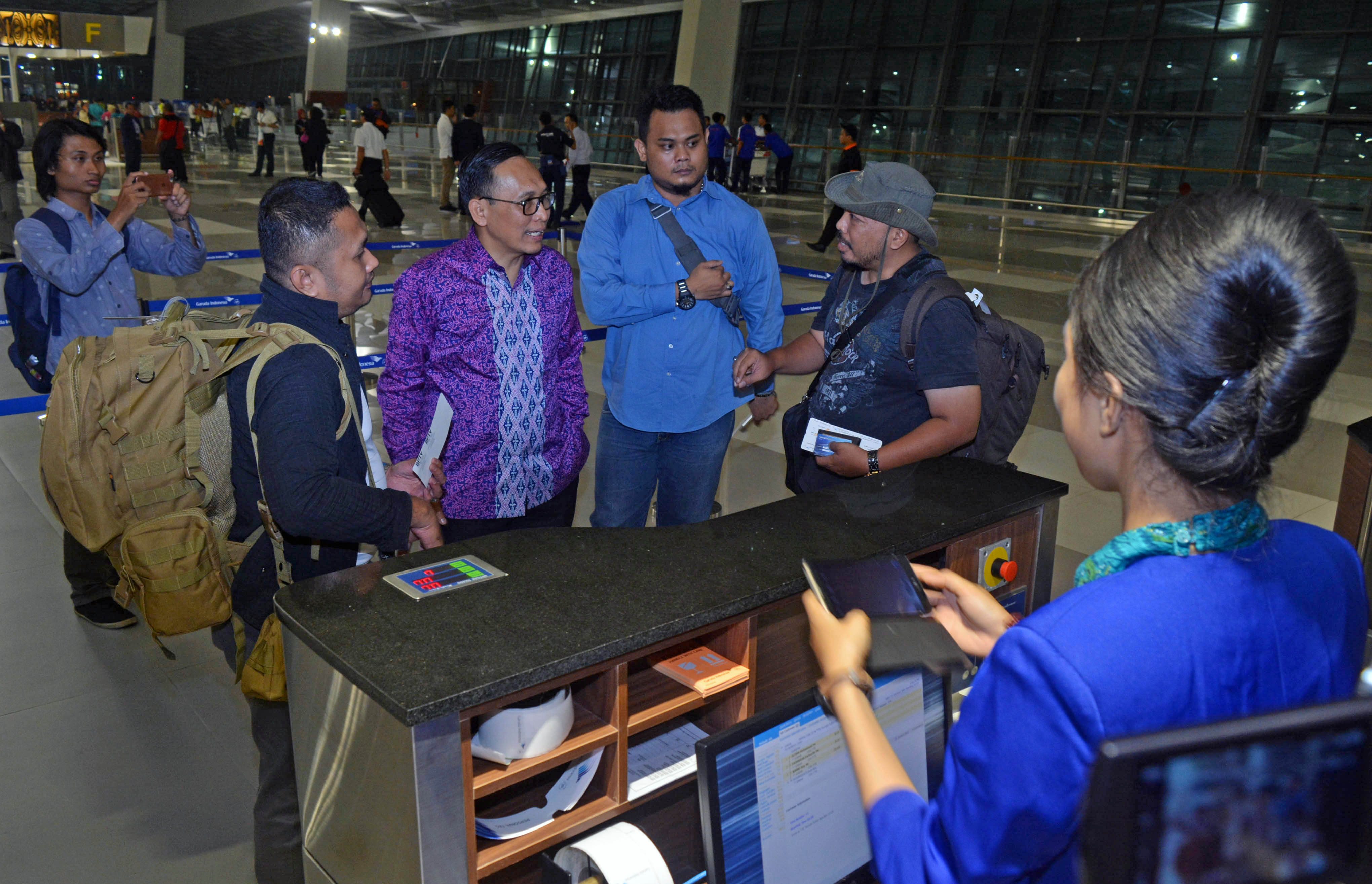 Direktur Utama Garuda Indonesia M Arif Wibowo (kedua kiri) berbincang dengan penumpang di boarding gate terminal 3 baru bandara Soekarno Hatta, Tangerang, Banten, pada 9 Agustus 2016. Foto oleh Lucky R./Antara 
