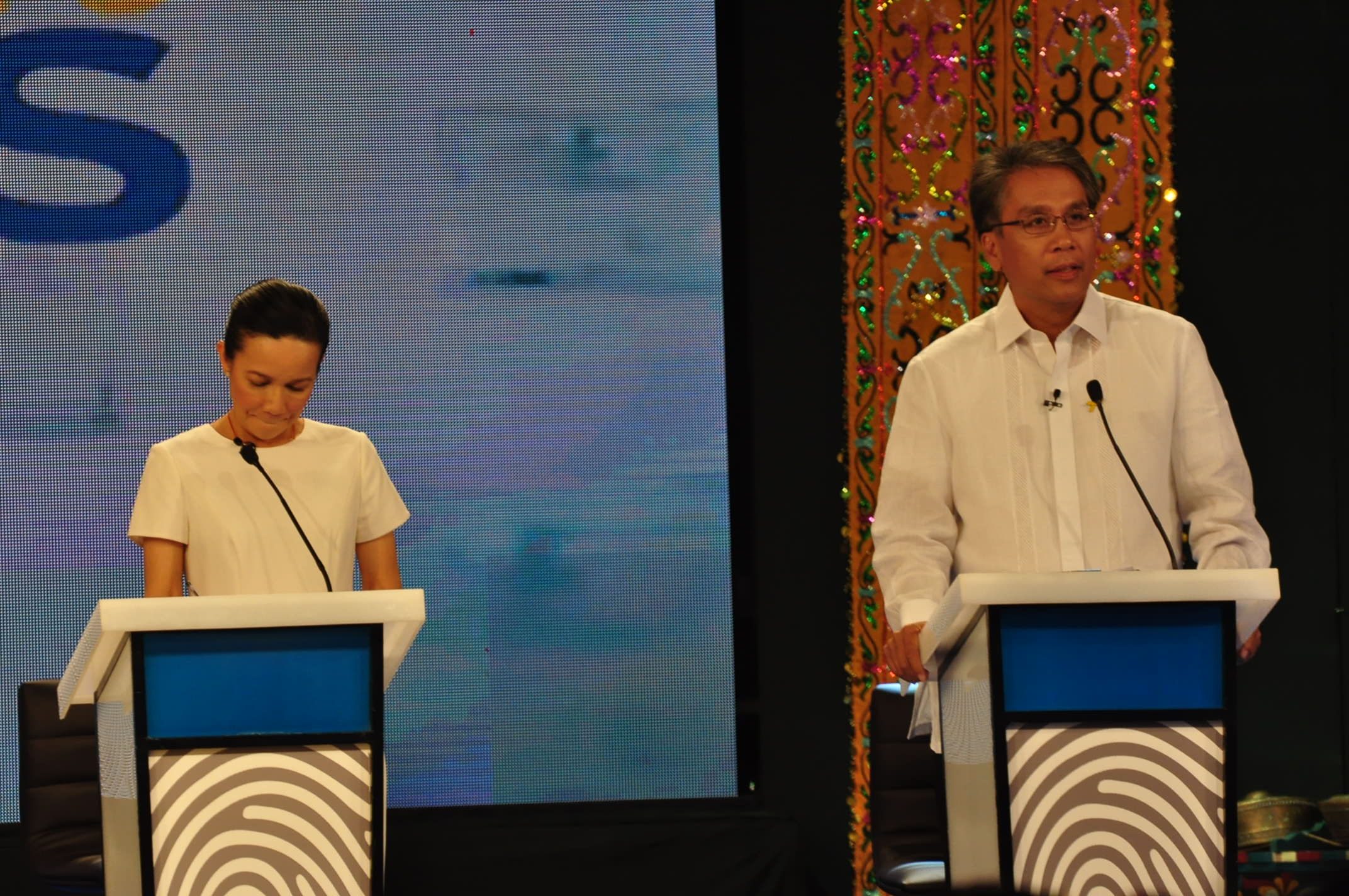 RIVALS. Mar Roxas and Grace Poe during the debate. Photo courtesy of Comelec EID  
