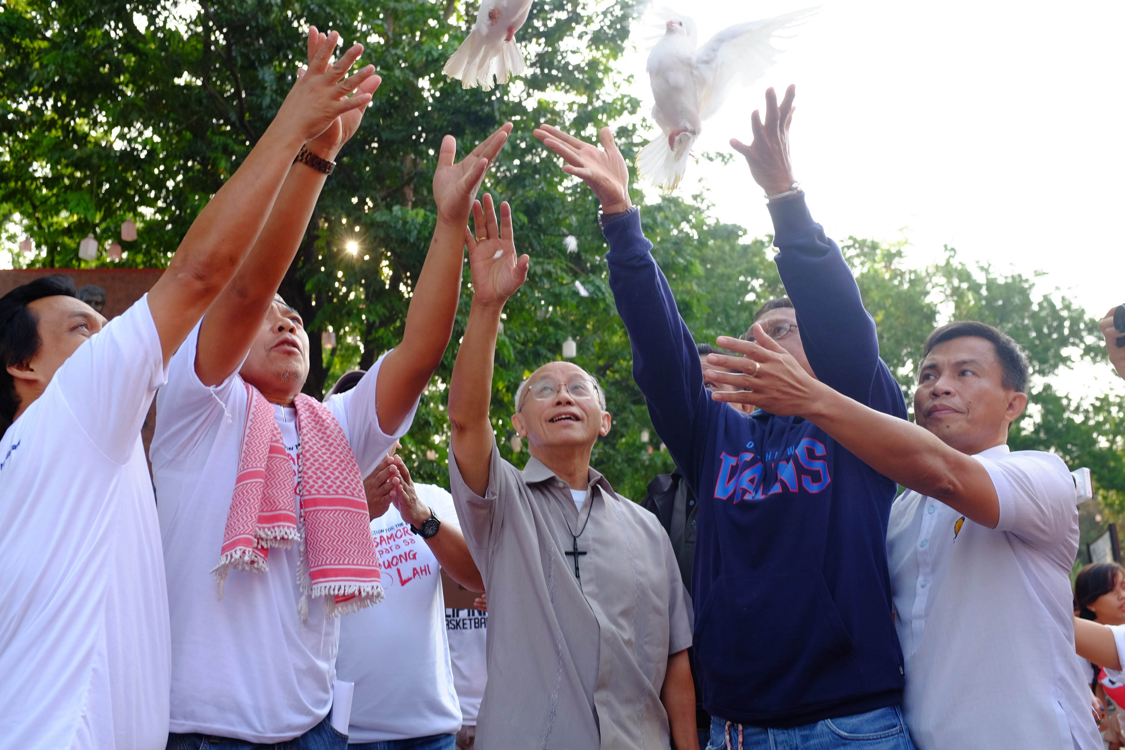 FREEDOM. Cagayan de Oro Archbishop Antonio Ledesma (center) is joined by sectoral leaders in releasing doves on Monday, May 11, to symbolize the freedom of the Mindanao people from poverty and underdevelopment as a result of the almost 40 years of conflict between the Bangsamoro and the Philippine government. Photo by Bobby Lagsa/Rappler   