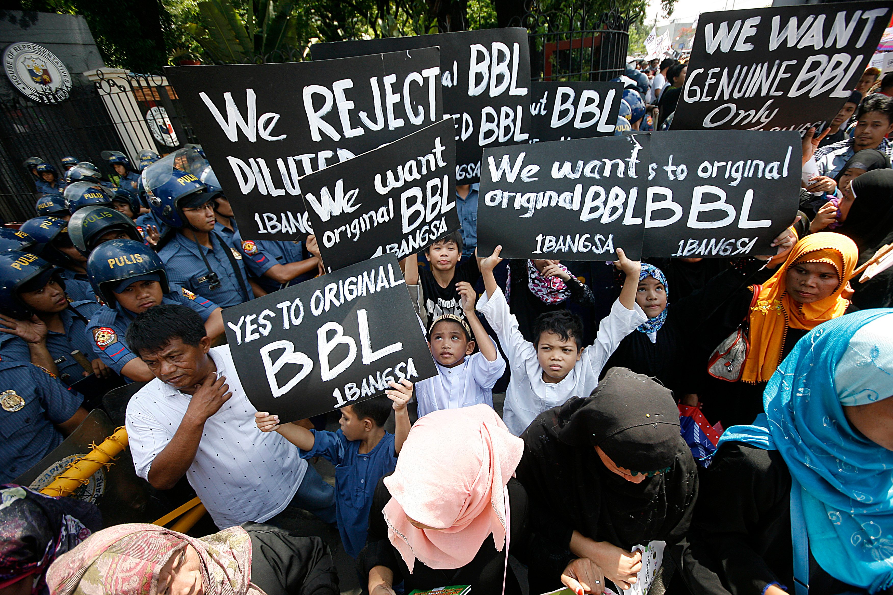 DILUTION. Hundreds of supporters of the Bangsamoro Basic Law rally at the gates of the House of Representatives in Quezon City on Monday, May 11 2015, as they call for the immediate passage of the law in Congress. Photo by Ben Nabong/Rappler  