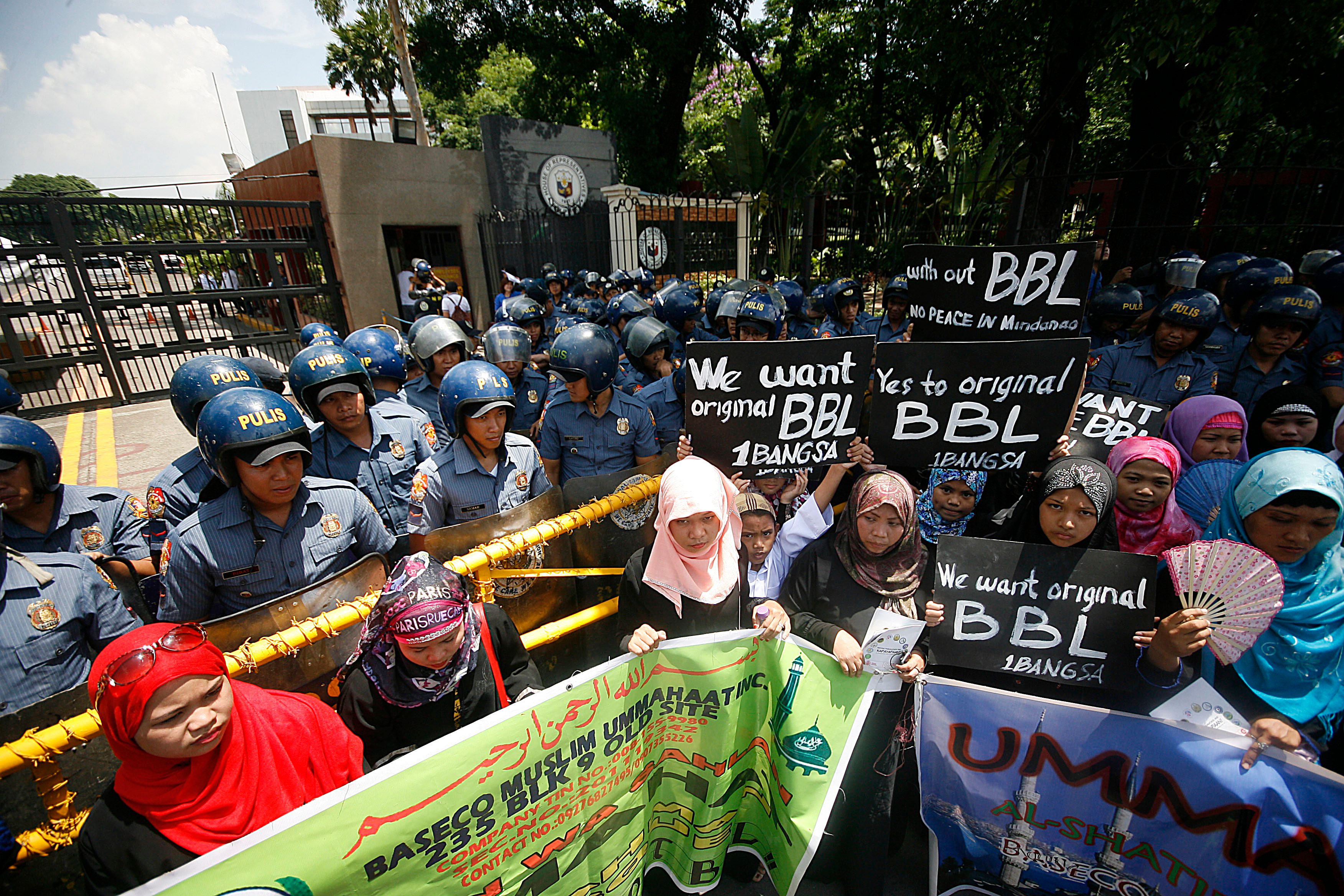 ORIGINAL BBL. Supporters of the Bangsamoro Basic Law rally at the gates of the House of Representatives in Quezon City on Monday, May 11, stressing that Congress should not pass a watered-down version of the measure. Photo by Ben Nabong/Rappler   