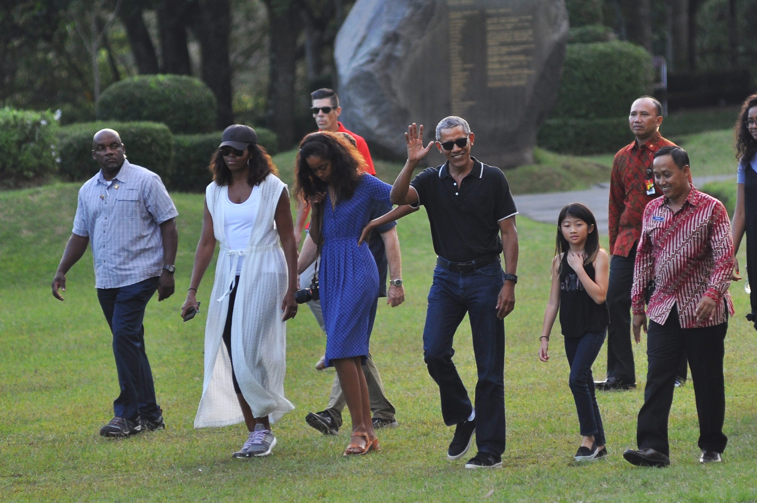 LAMBAIKAN TANGAN. Mantan Presiden Amerika Serikat, Barack Obama (tengah) melambaikan tangan saat mengunjungi Candi Borobudur, Magelang, Jawa Tengah, Rabu, 28 Juni. Foto oleh Anis Efizudin/ANTARA 