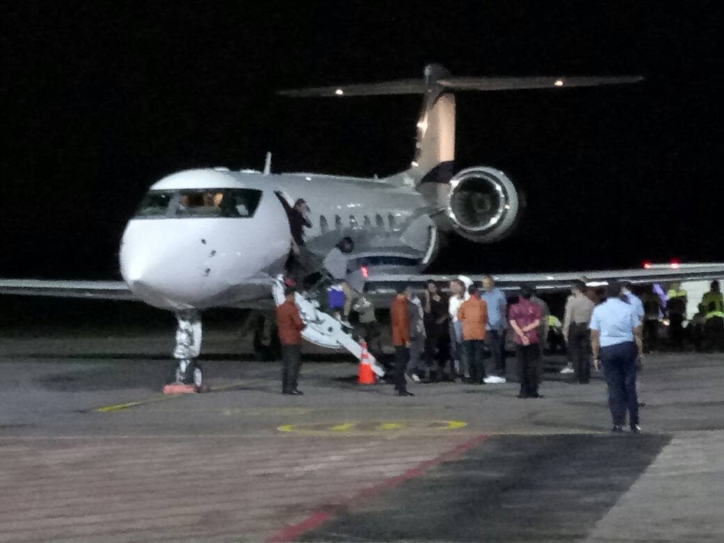 TURUN DARI PESAWAT. Keluarga Barack Obama turun dari pesawat jet pribadi usai terbang dari Guam pada Jumat, 23 Juni. Foto: istimewa 