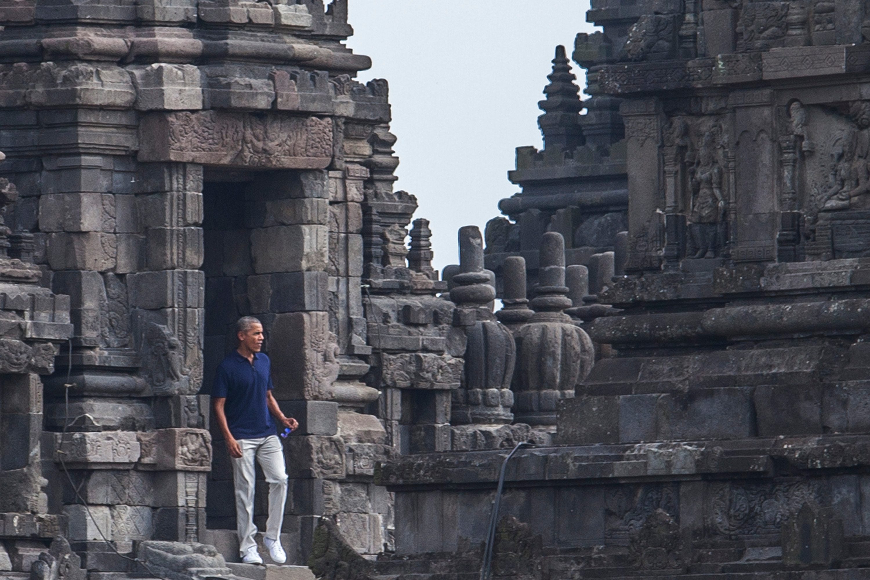 SUSURI CANDI. Mantan Presiden Amerika Serikat Barack Obama mengunjungi Candi Prambanan di Sleman, Daerah Istimewa Yogyakarta, Kamis, 29 Juni. Foto oleh Andreas Fitri Atmoko/ANTARA 