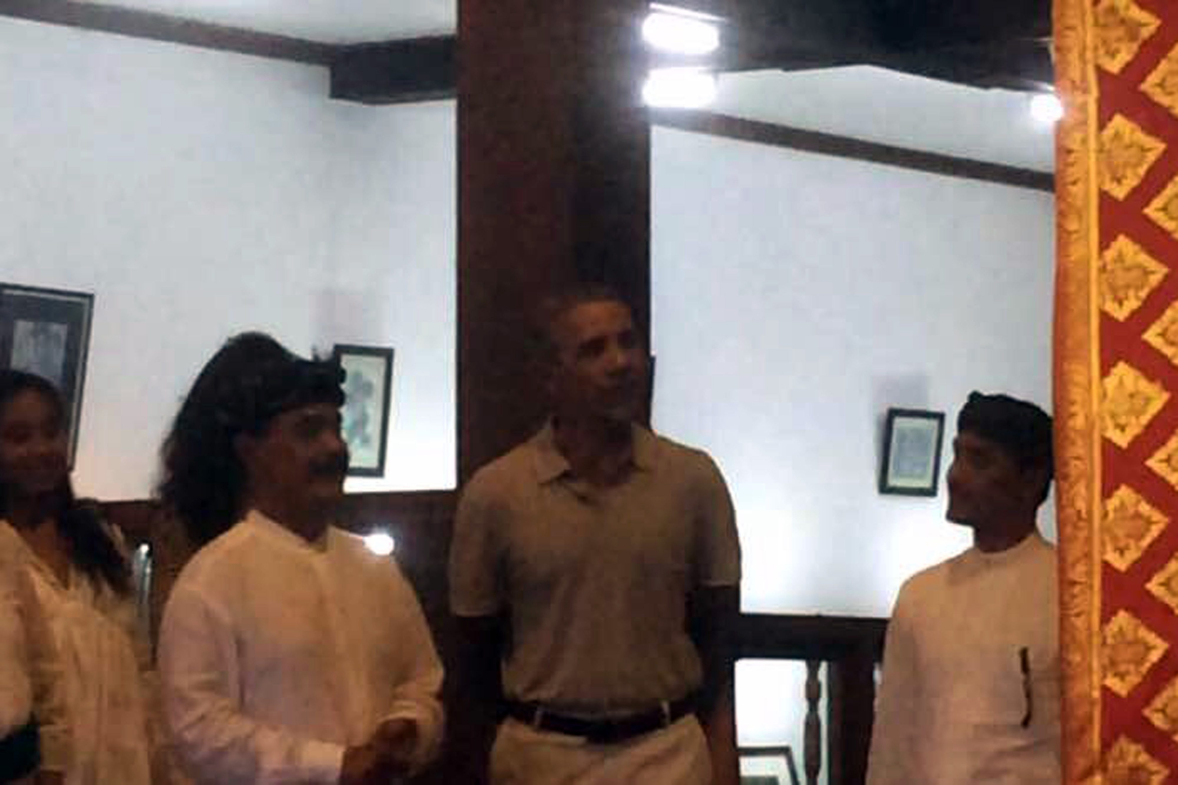 KUNJUNGI MUSEUM. Mantan Presiden Amerika Serikat Barack Obama (kedua kanan) berbincang dengan pengelola Museum Arma di Ubud, Bali, Sabtu, 24 Juni. Foto oleh Ketut Reno/ANTARA 
