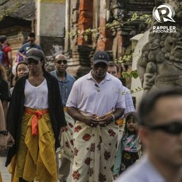 Kunjungi Pura Tirta Empul, Michelle Obama kenakan sarung kamen