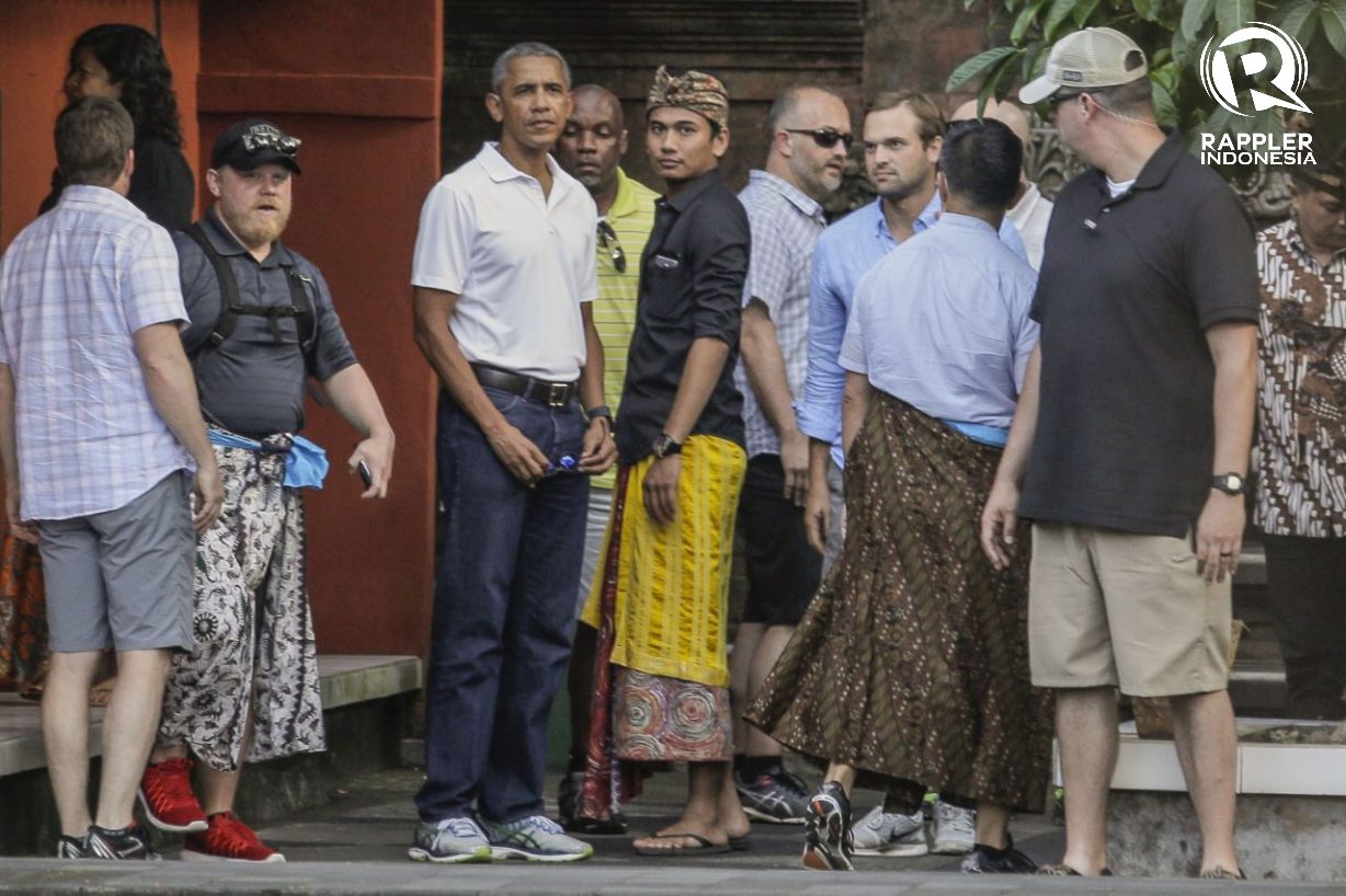 BERLIBUR. Memasuki hari keempat waktu berliburnya, Barack Obama dan keluarga mengunjungi Tirta Empul di komplek Istana Tampaksiring, Bali pada Selasa, 27 Juni. Foto oleh Bram Setiawan/Rappler 