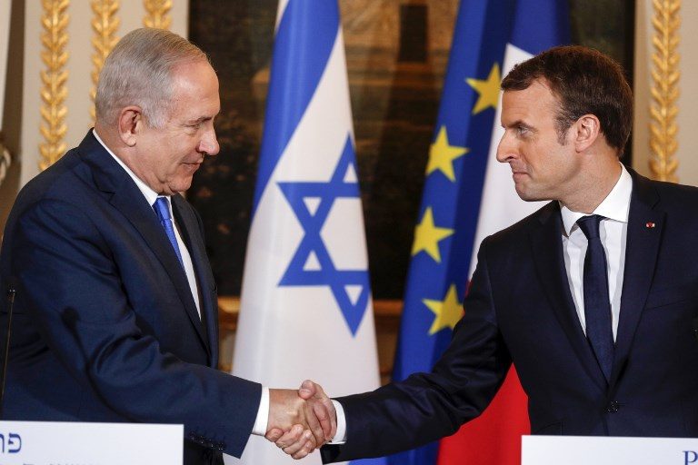 PARIS MEETING. Israeli Prime Minister Benjamin Netanyahu (L) and French President Emmanuel Macron shake hands during a joint news conference following their meeting at the Elysee Palace in Paris on December 10, 2017. Philippe Wojazer/Pool/AFP 