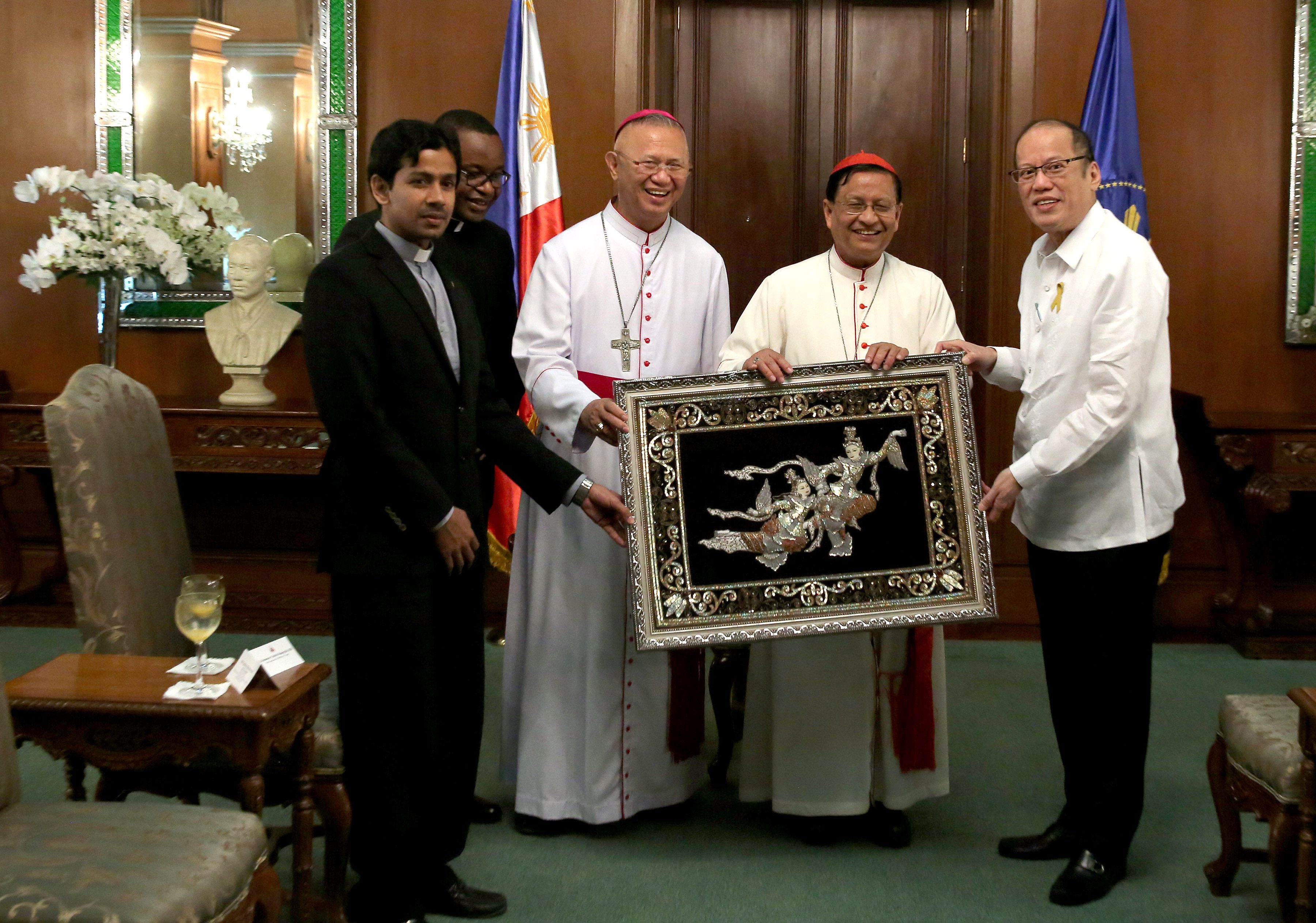 COURTESY CALL. Philippine President Benigno Aquino III receives a gift from Myanmar Cardinal Charles Maung Bo, envoy of Pope Francis to the 51st International Eucharistic Congress. Bo met with the President on February 1, 2016. Photo by Gil Nartea/Malacañang Photo Bureau   