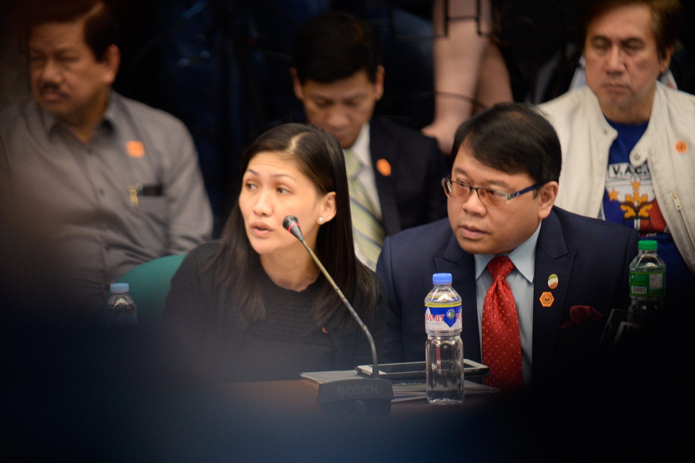 HELP. Lawyer Ferdinand Topacio and Maia Deguito during the Senate blue ribbon committee hearing. Photo by LeAnne Jazul/Rappler 