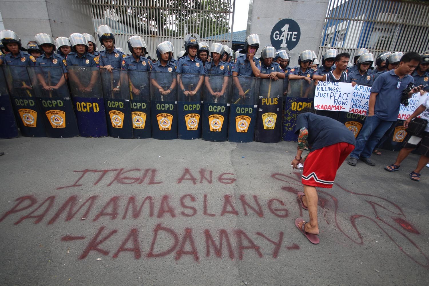 EXTRAJUDICIAL KILLINGS. Urban poor groups troop to Camp Crame on Wednesday, August 24, to protest drug-related extrajudicial killings in the Philippines. Photo by Joel Liporada/Rappler 
