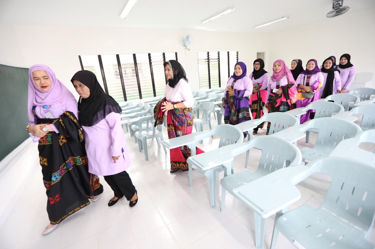 INSPECTION. Vice President Leni Robredo (3rd, left) checks a classroom in a newly-built school building on June 28, 2019. Photo from OVP 