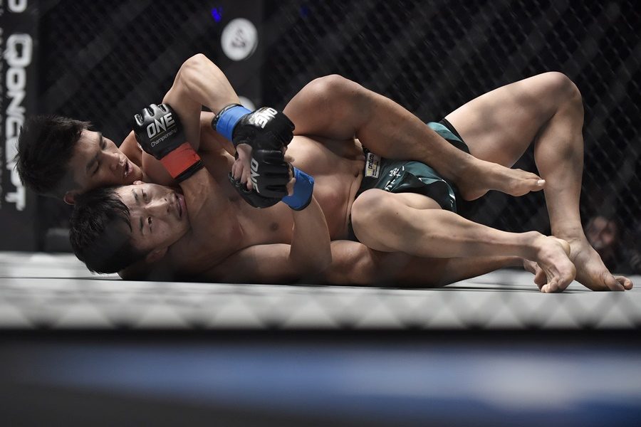 THE KING. Filipino bet Danny Kingad displays superior grappling skills to beat Japanese Tatsumitsu Wada by unanimous decision. Photo by Alvin S. Go/Rappler  