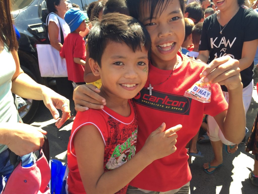 BINAY CANDIES. Batangas kids show off their sweet loot from Vice President Jejomar Binay on February 12, 2016. Photo by Mara Cepeda/Rappler 
