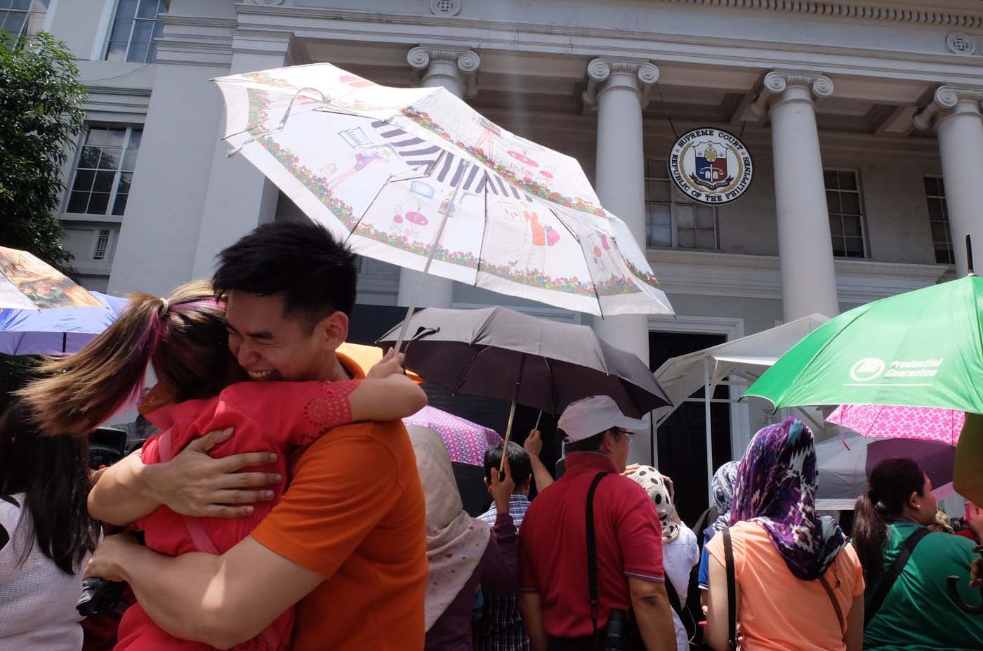 FANFARE. A crowd gathers outside the Supreme Court for the announcement of the 2015 Bar exam results on May 3, 2016. Photo by Alecs Ongcal/Rappler 