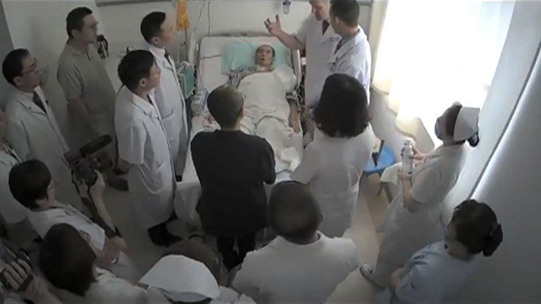 CRITICAL. This undated video grab obtained on July 11, 2017, shows Chinese Nobel Laureate Liu Xiaobo (C) surrounded by doctors and his wife Liu Xia at an undisclosed location. AFP photo   