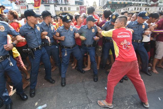 ROWDY CROWDS. Devotees can attempt to break police lines that facilitate the procession's movement.Photo by Angie de Silva/Rappler   