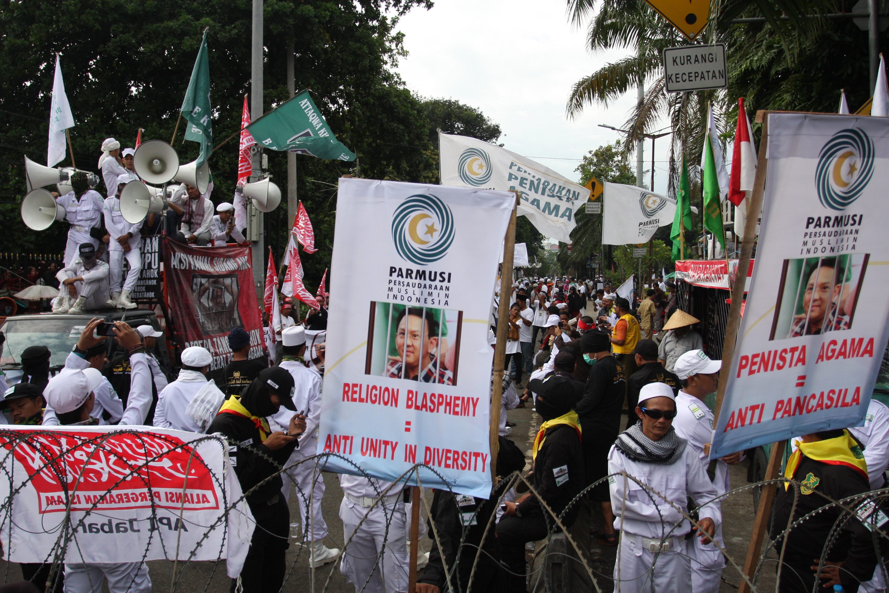 Massa Persaudaraan Muslim Indonesia (Parmusi) berunjuk rasa saat sidang kasus dugaan penistaan agama dengan terdakwa Basuki Tjahaja Purnama (Ahok) di depan Kementerian Pertanian, pada 10 Januari 2017. Foto oleh Reno Esnir/Antara 