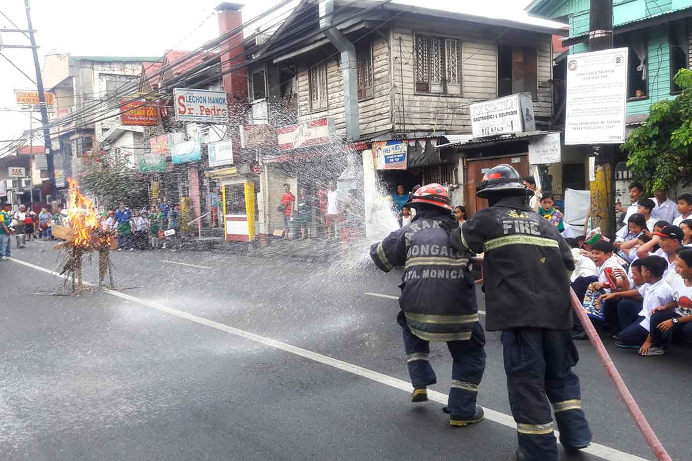 FIRE ACCIDENT. Volunteer firemen of Don Galo Volunteer Fire Department extinguish fire as part of the #MMShakeDrill. Photo by Rendell Sanchez/Rappler  