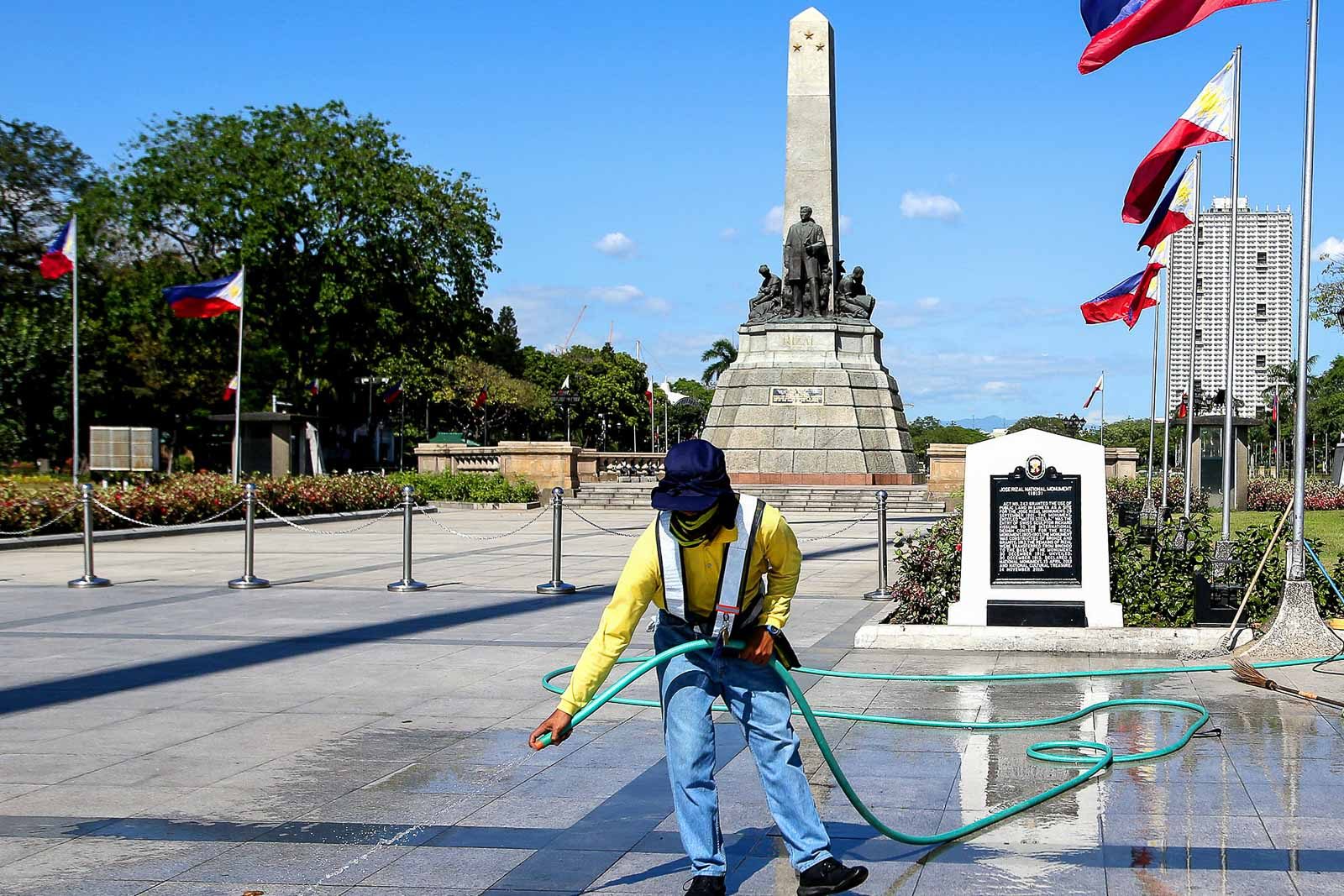 EMPTY. The Rizal Park in Manila is temporarily closed to visitors during the month-long enhanced community quarantine in Luzon. Photo by Inoue Jaena/Rappler  