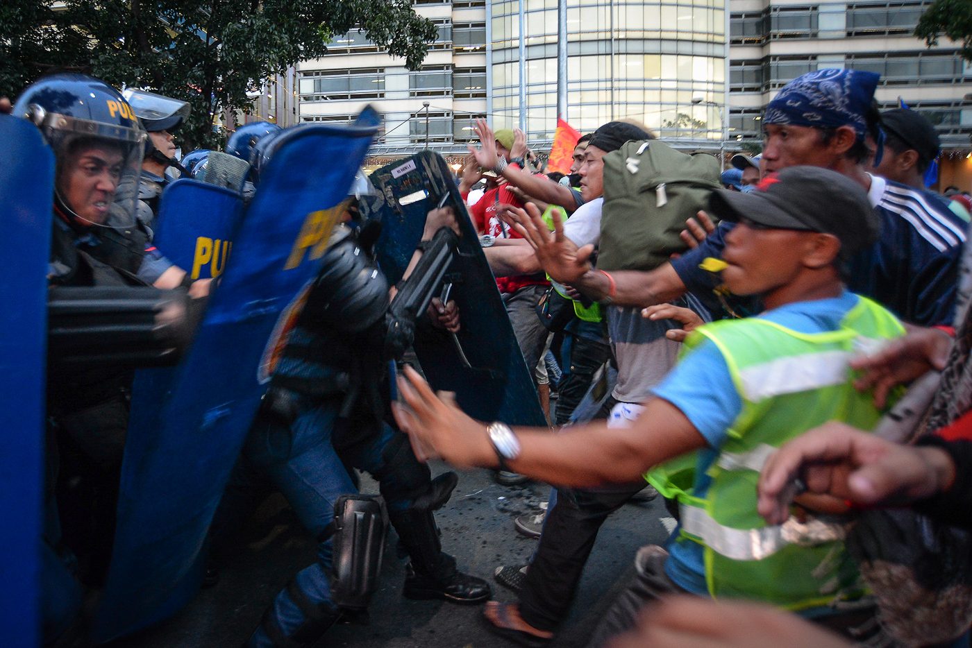 READY, SET, CLASH. Militant workers from the Southern Tagalog region clash with anti-riot police during a rally in front of the US Embassy in Manila on July 22, 2017. Photo by Maria Tan/Rappler  